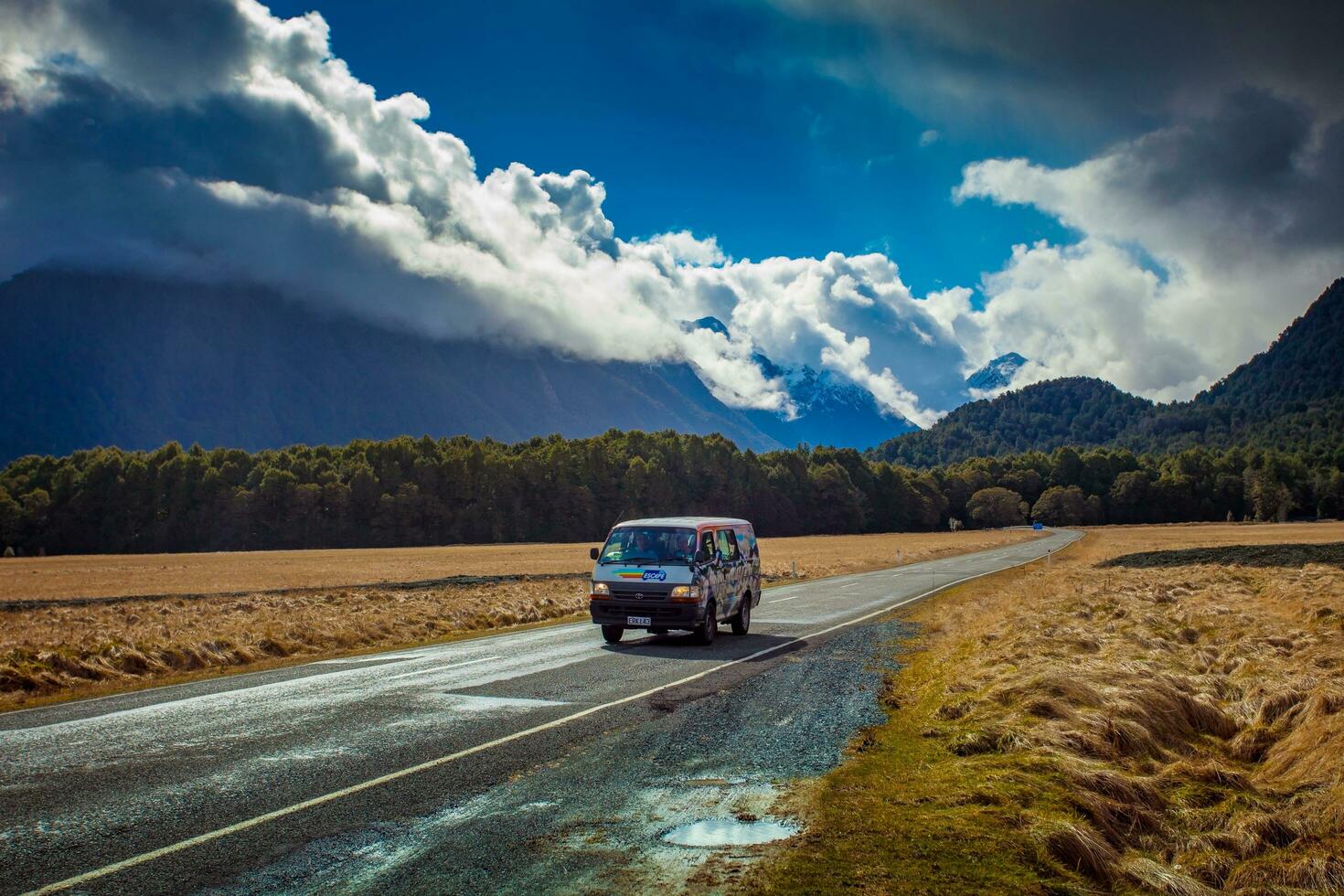 perillas plano nuevo Zelanda - agosto 30,2015 turista camioneta paso perillas plano zona importante de viaje ruta en te-anau a milfordsound autopista en agosto 30,2015 en sur isla nuevo Zelanda foto