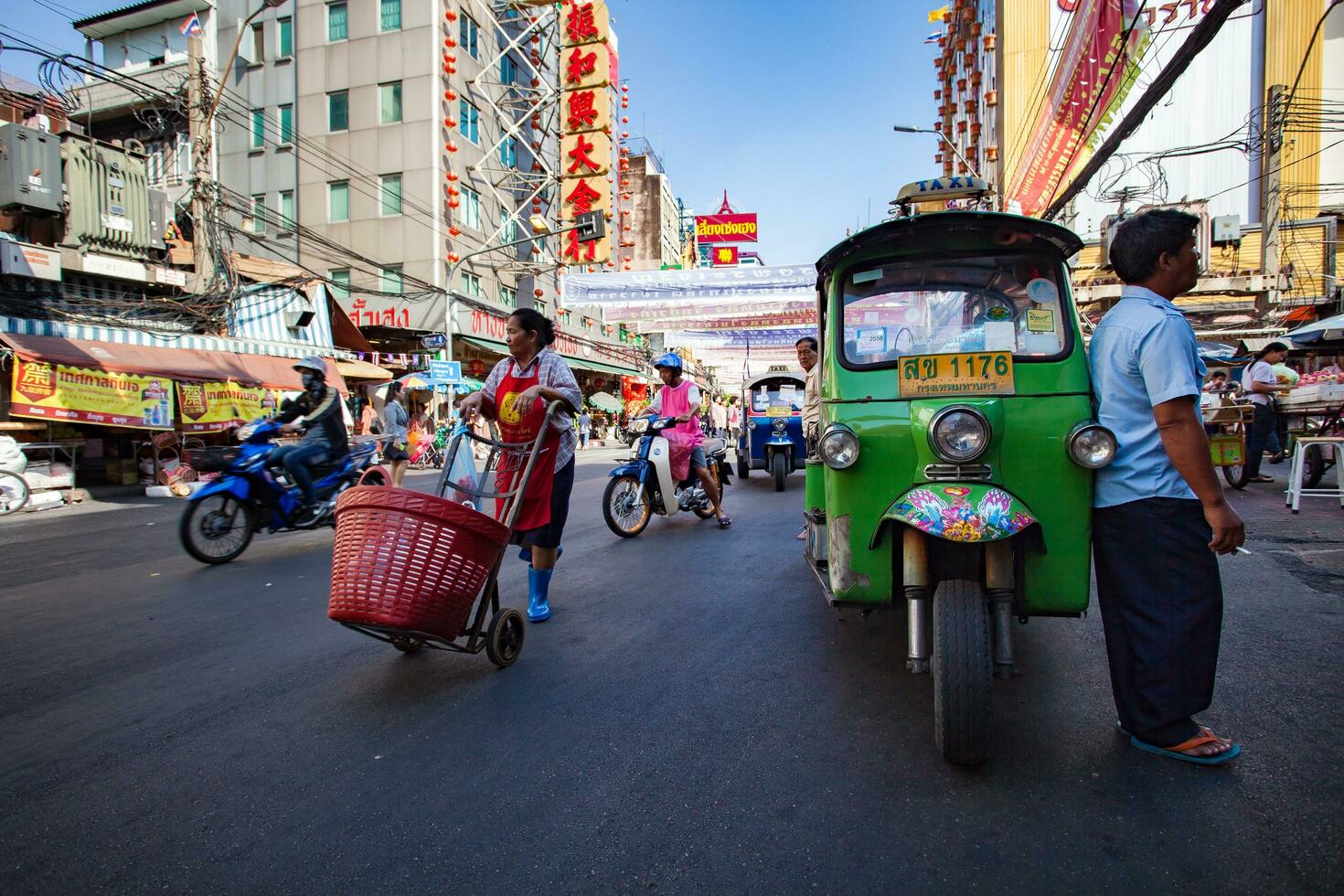 Bangkok Tailandia - febrero 24,2015 Bangkok personas vida en yaowaratch la carretera , yaowarat mas grande chino comunidad en corazón de Bangkok Tailandia capital foto