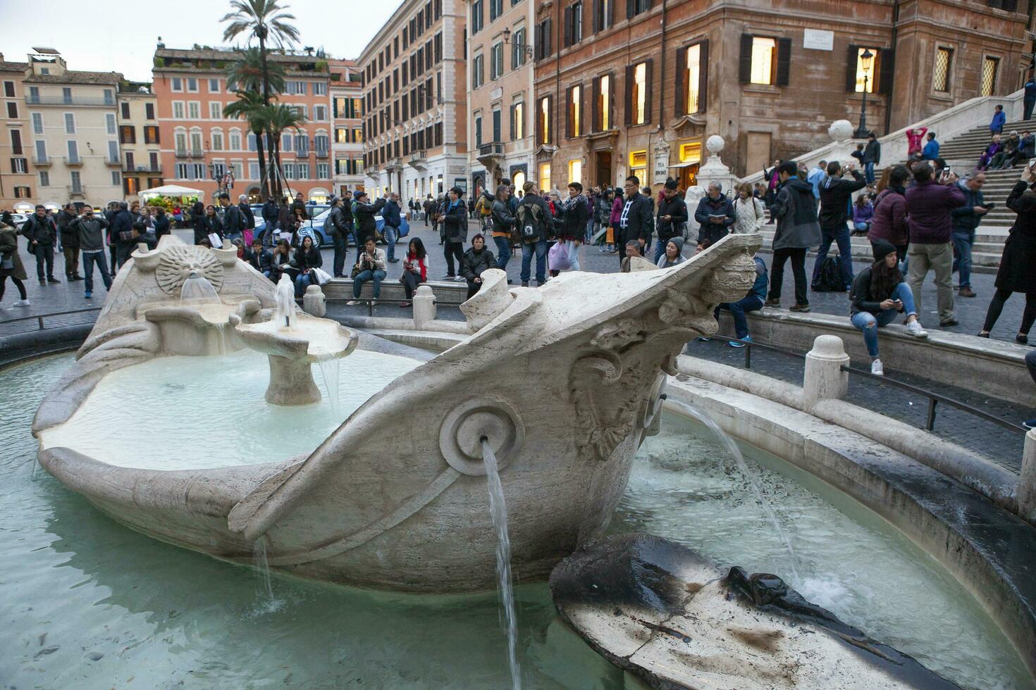 Roma Italia - noviembre8,2016 grande número de turista sentado en frente de Español paso fuente importante de viaje punto de referencia y compras punto o foto