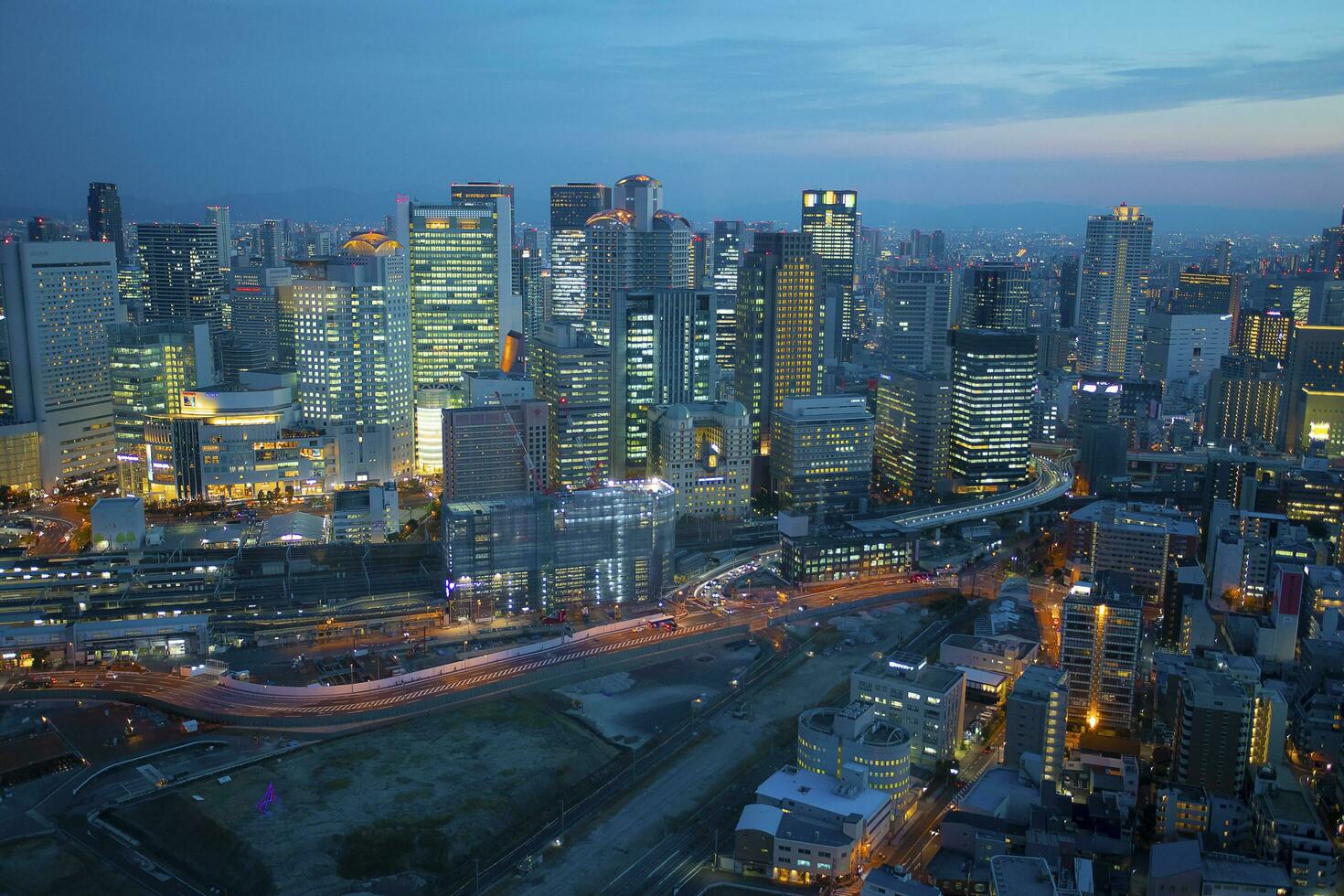 Osaka Japón - 7 de noviembre de 2018 crepúsculo cielo terminado Osaka urbano edificio , osaka es importante ciudad en sur de Japón foto