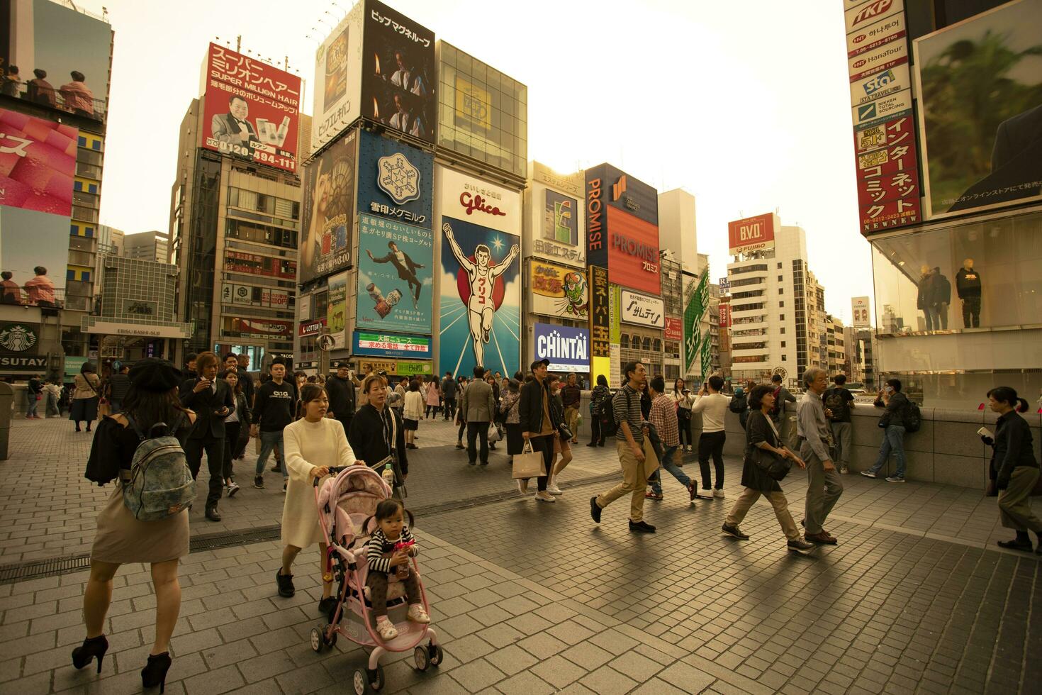 Osaka Japón - noviembre8,2018 grande número de turista atracción a dotonbori cuadrado sitio de glico marca bandera firmar ,dotonbori canal es uno de más popular compras destino en Osaka foto