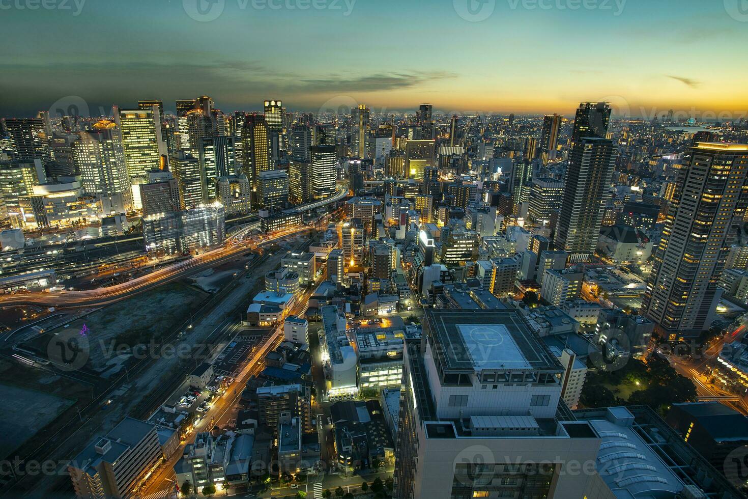 alto ángulo ver de Osaka urbano rascacielos a hermosa crepúsculo cielo foto