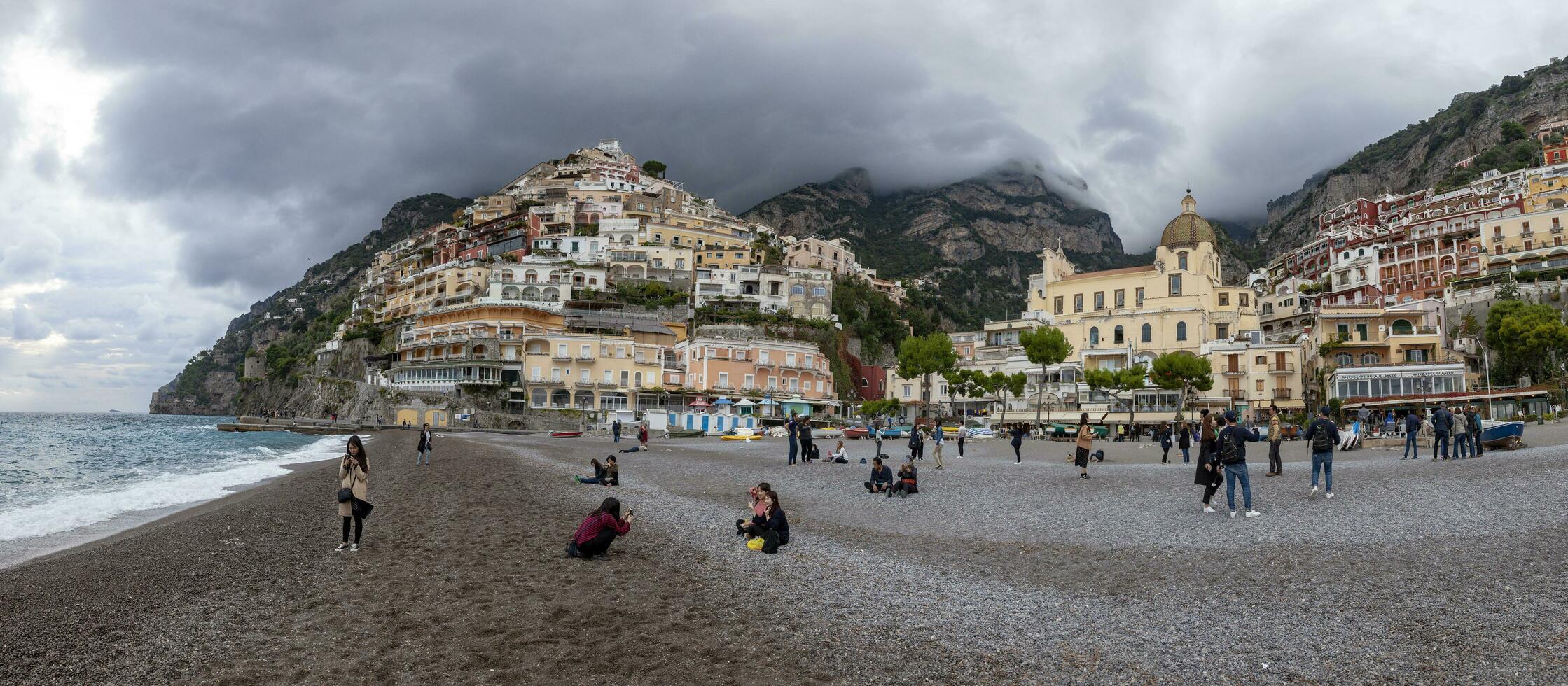 positano Italia - noviembre 5, 2016 grande número de turista atracción a positano playa positano uno de más popular de viaje destino en sur Italia foto