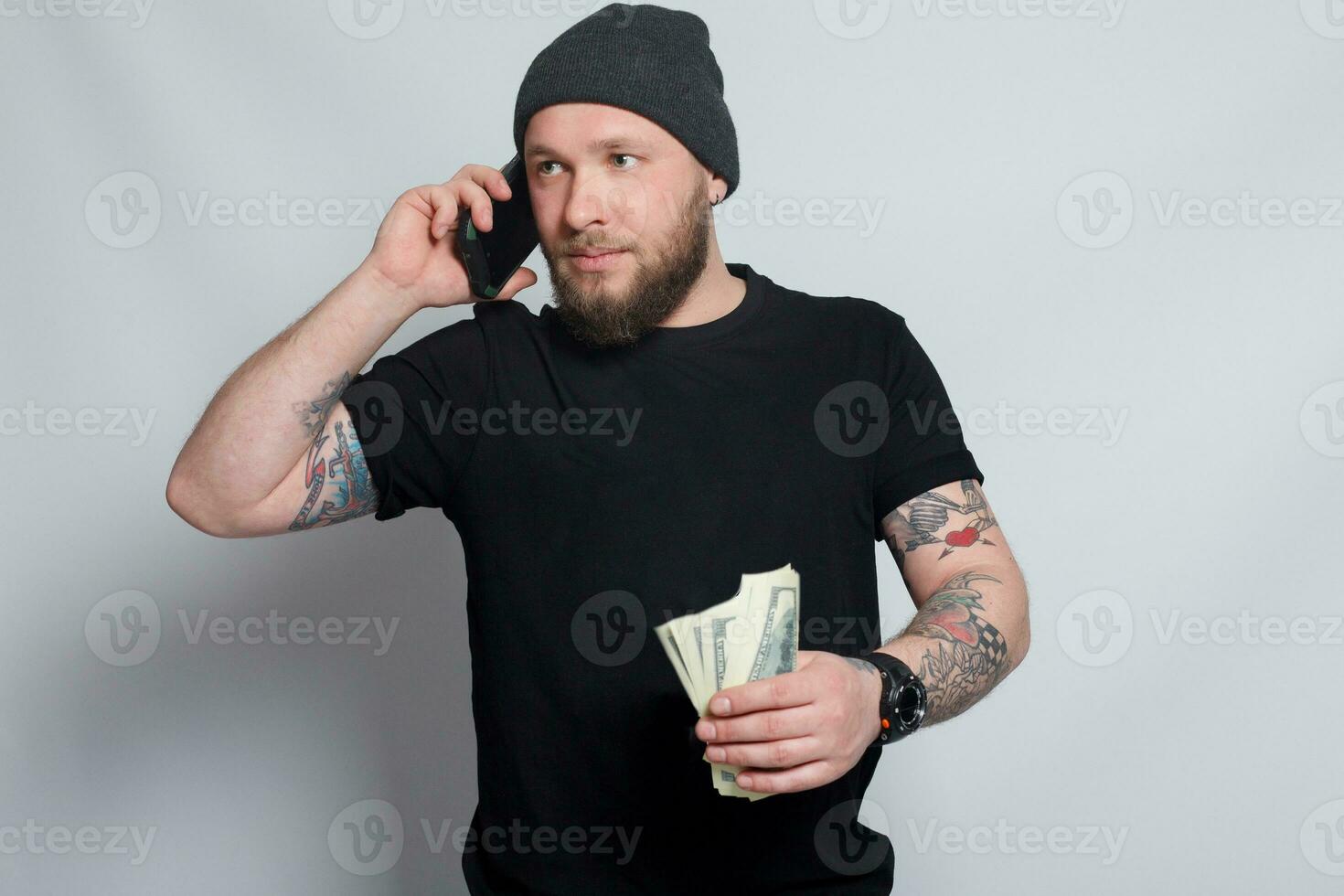 joven hombre lanza dinero a cámara. foto