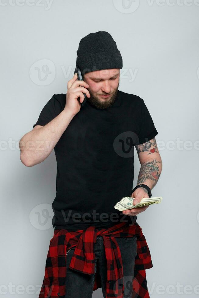 joven hombre lanza dinero a cámara. foto