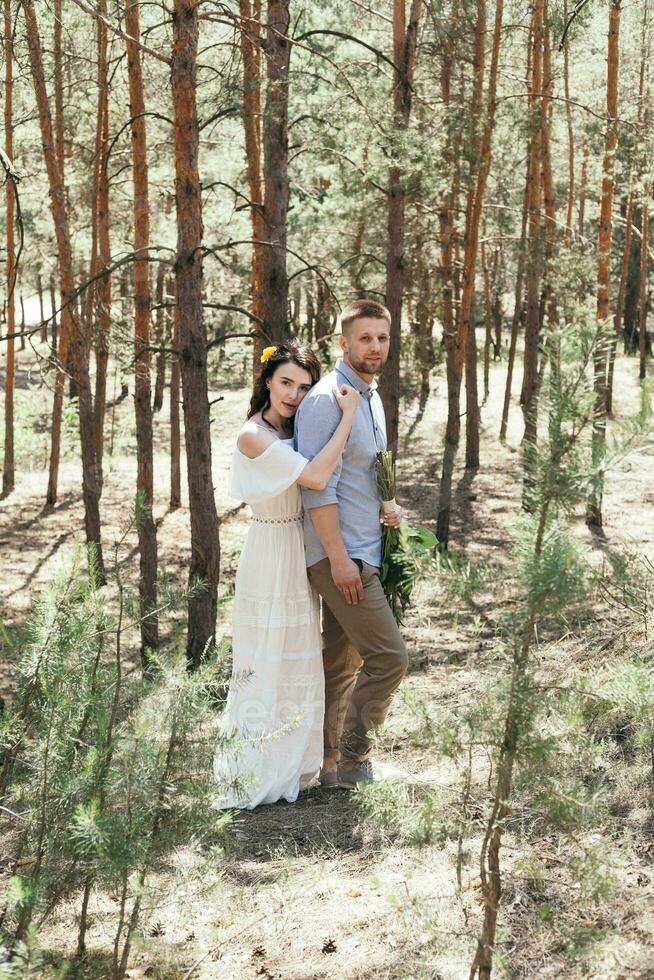 Boda caminar en el pino bosque. soleado día. foto