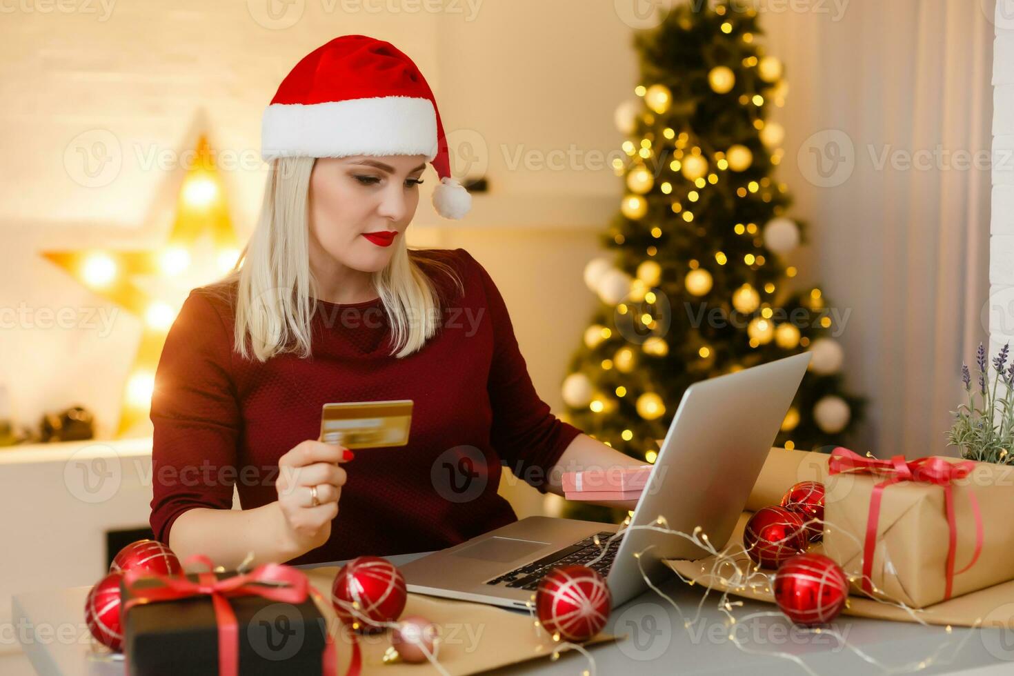 sonriente joven mujer haciendo Navidad compras en Internet foto