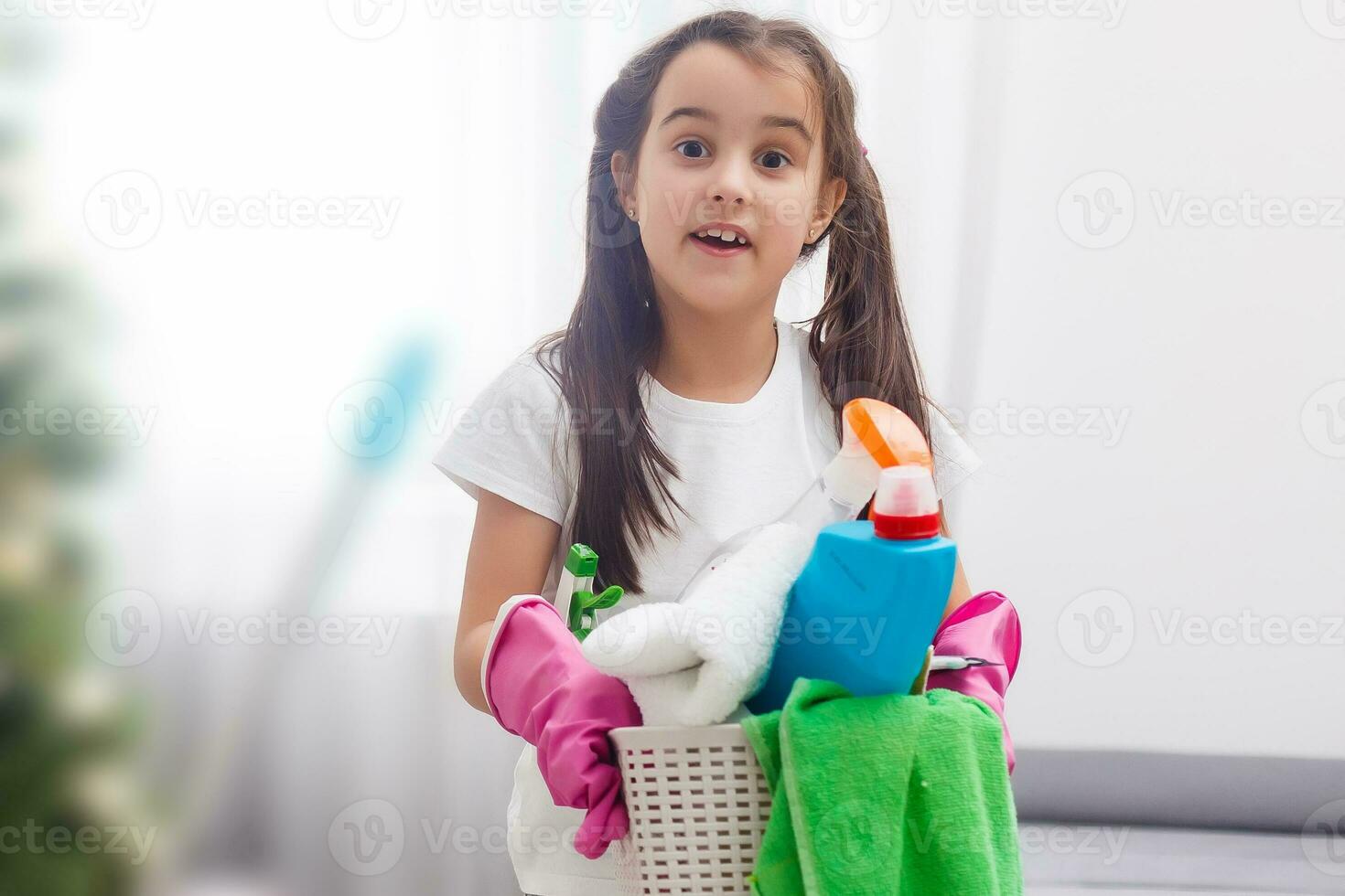 pequeño limpieza interna hada niña haciendo hogar quehaceres foto