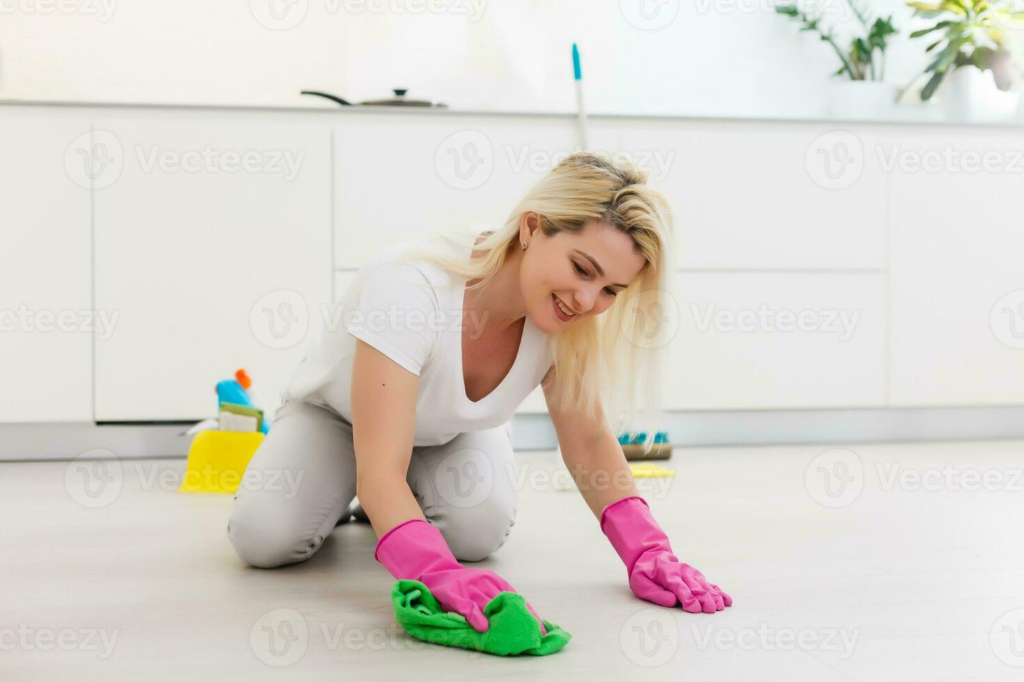 adulto ama de casa limpia el piso con fregona y Cubeta en su cocina foto