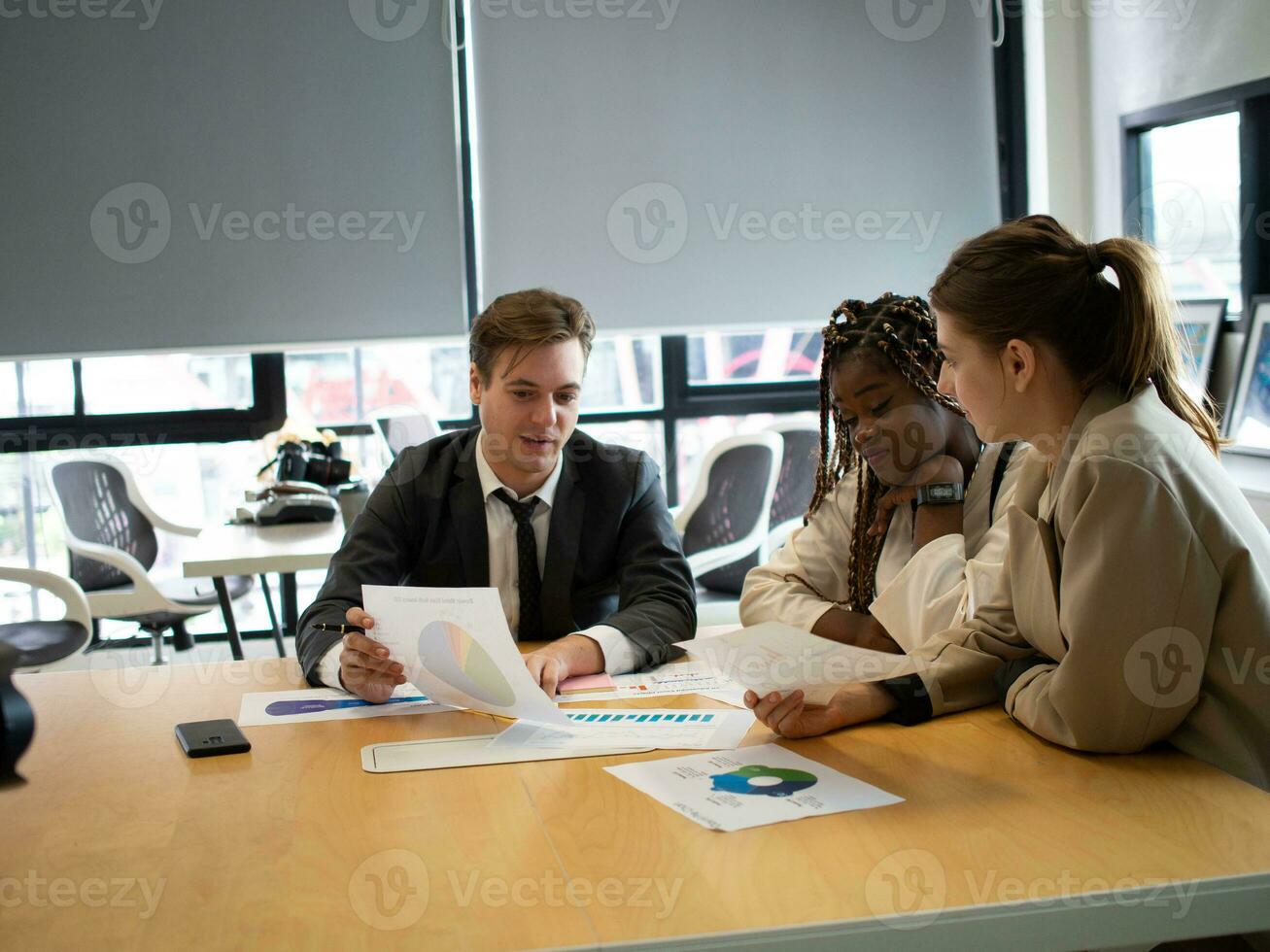 mujer de negocios empresario persona de negocios hembra masculino dama chico vestir traje Corbata persona personas humano hablar hablar discusión explique trabajo trabajo educación estudiar aprendizaje papel gráfico márketing reunión financiero foto