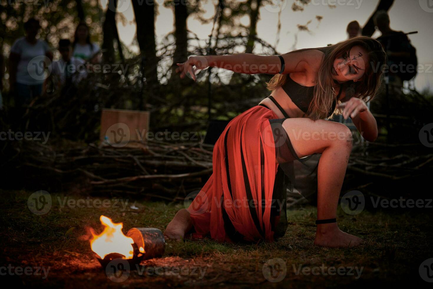 niña fuego bailando actuación a al aire libre Arte festival, suave movimientos de hembra artista foto