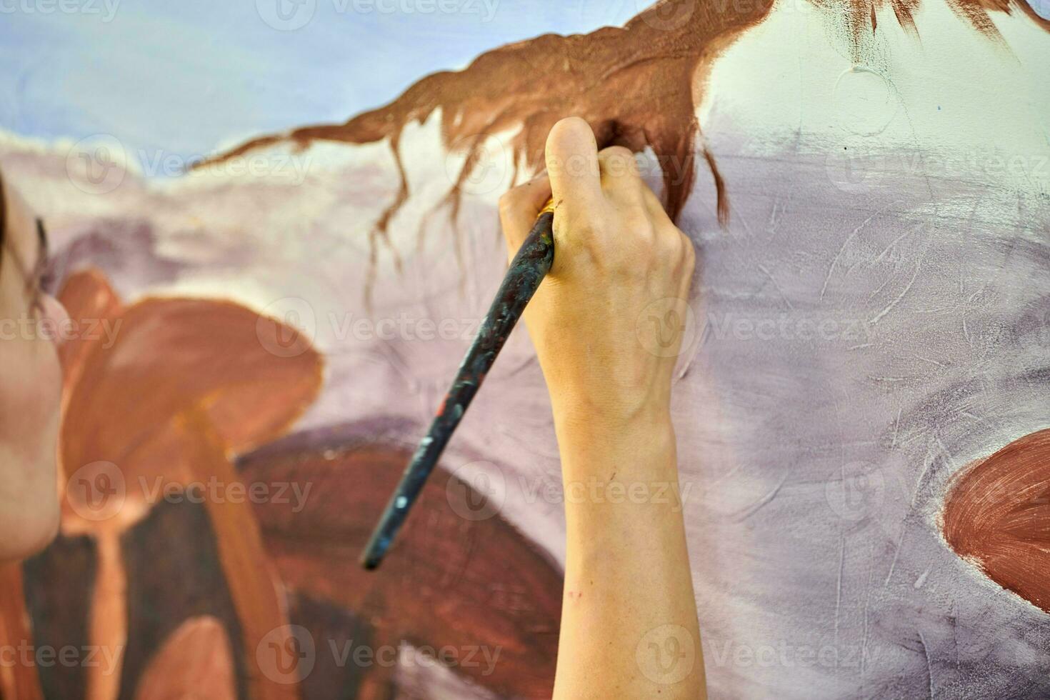 niña artista mano sostiene pintar cepillo y sorteos resumen surrealista paisaje en lona foto