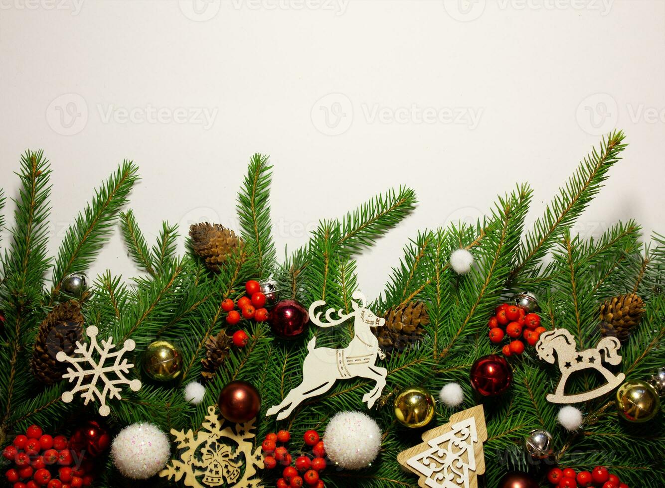 creativo nuevo años frontera desde Navidad árbol sucursales. sitio para texto. nuevo año y Navidad tarjeta. naturaleza nuevo año concepto. Copiar espacio. foto
