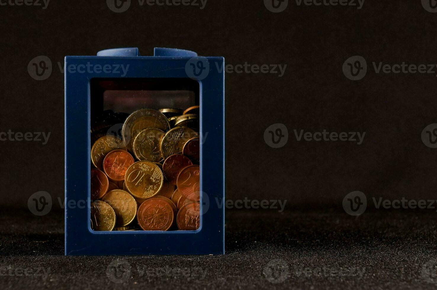 un pequeño azul caja con monedas dentro foto