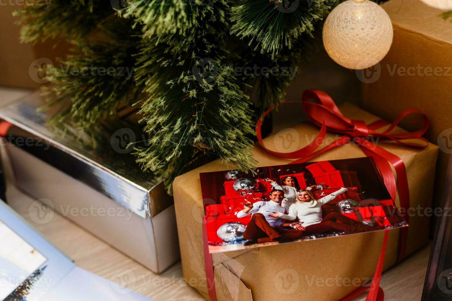 nuevo año celebrando. fotolibro con fotos de verano viaje debajo el Navidad árbol