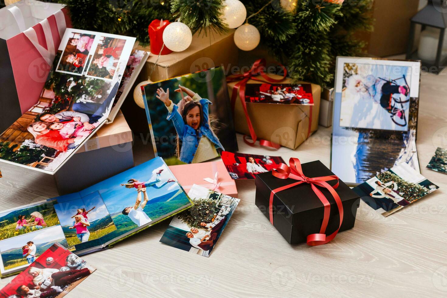 familia foto álbum cerca el Navidad árbol