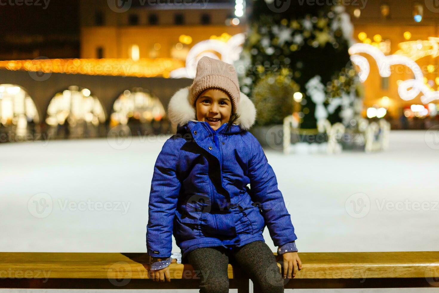 hielo patinando.activo al aire libre recreación, en el calle. pequeño niños patinar en el pistas . foto