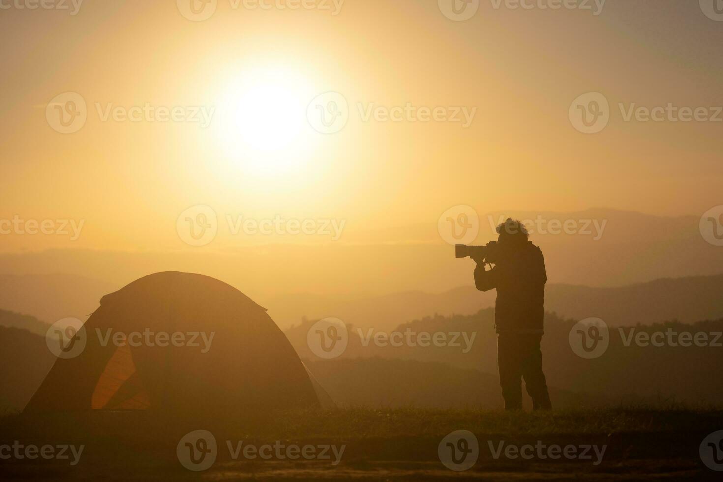 fotógrafo es tomando paisaje foto por el tienda durante durante la noche cámping a el hermosa escénico amanecer terminado el montaña para al aire libre aventuras vacaciones viaje