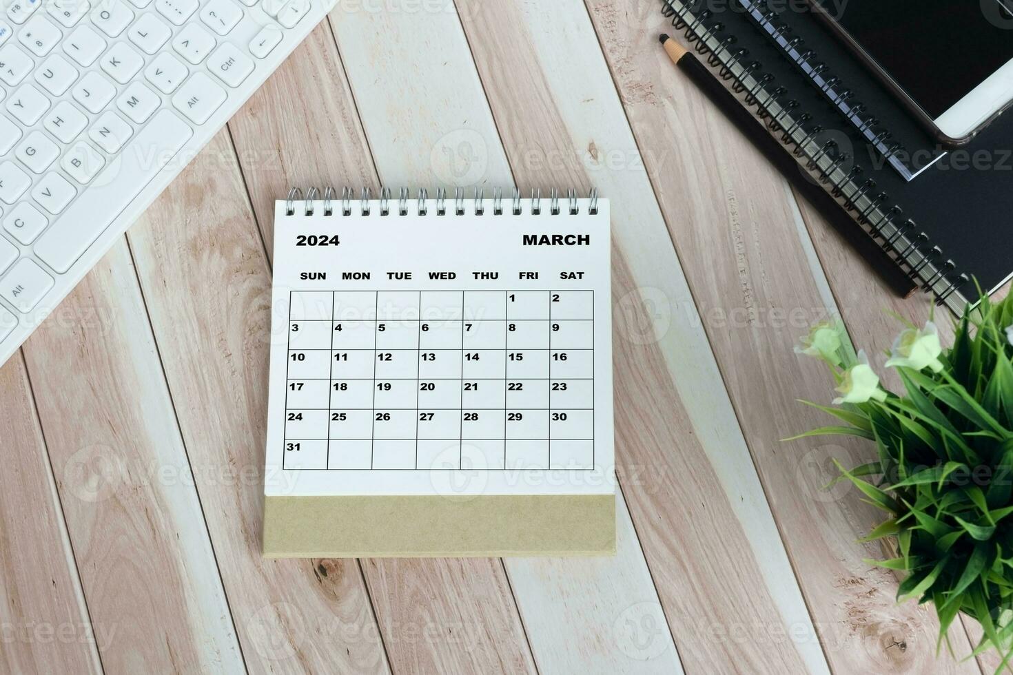 blanco marzo 2024 calendario en oficina de madera escritorio. foto