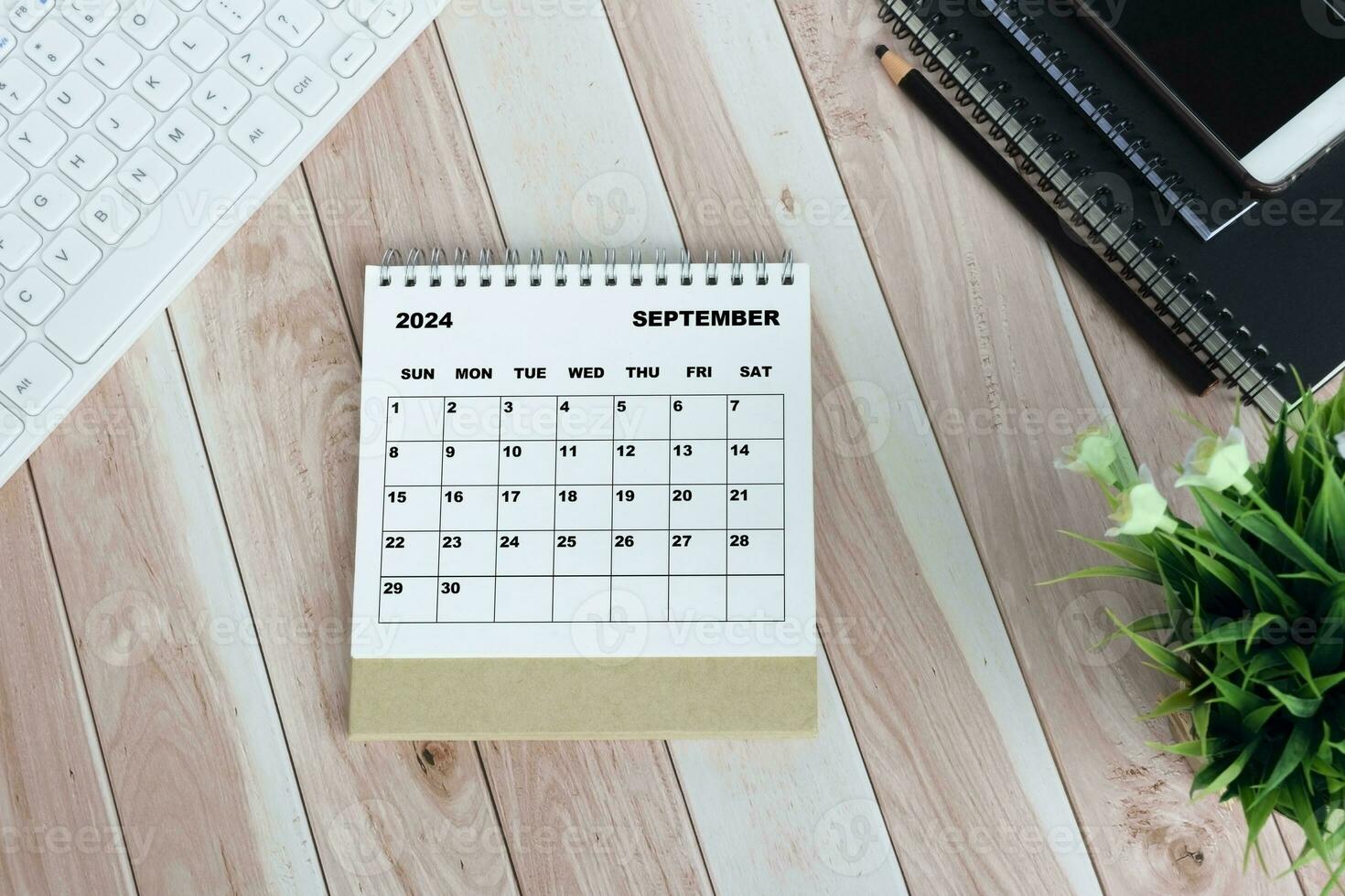 blanco septiembre 2024 calendario en oficina de madera escritorio. foto