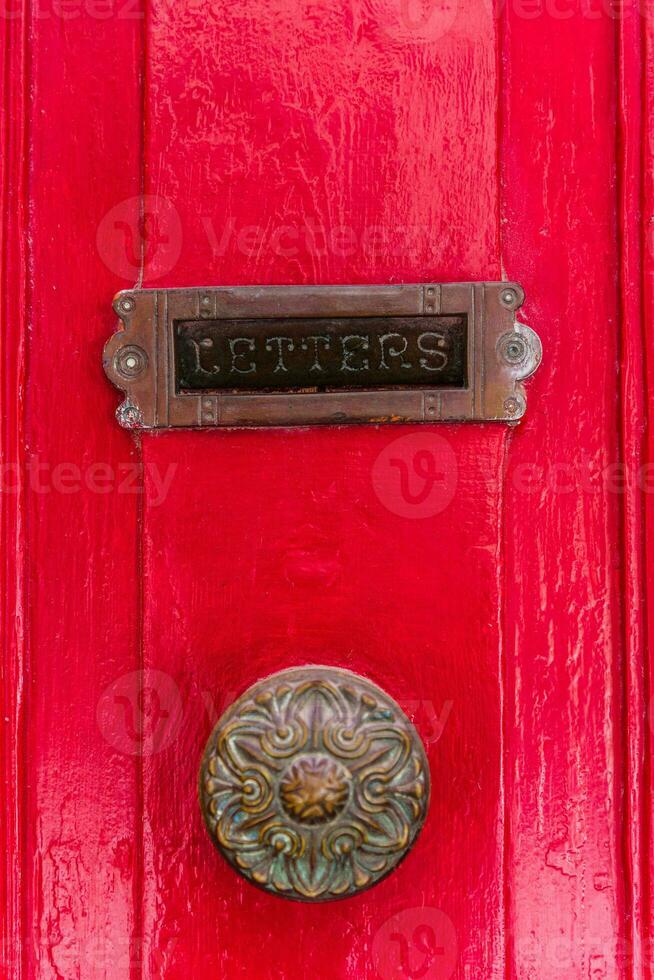 letra caja en el rojo puerta con un antiguo encargarse de foto