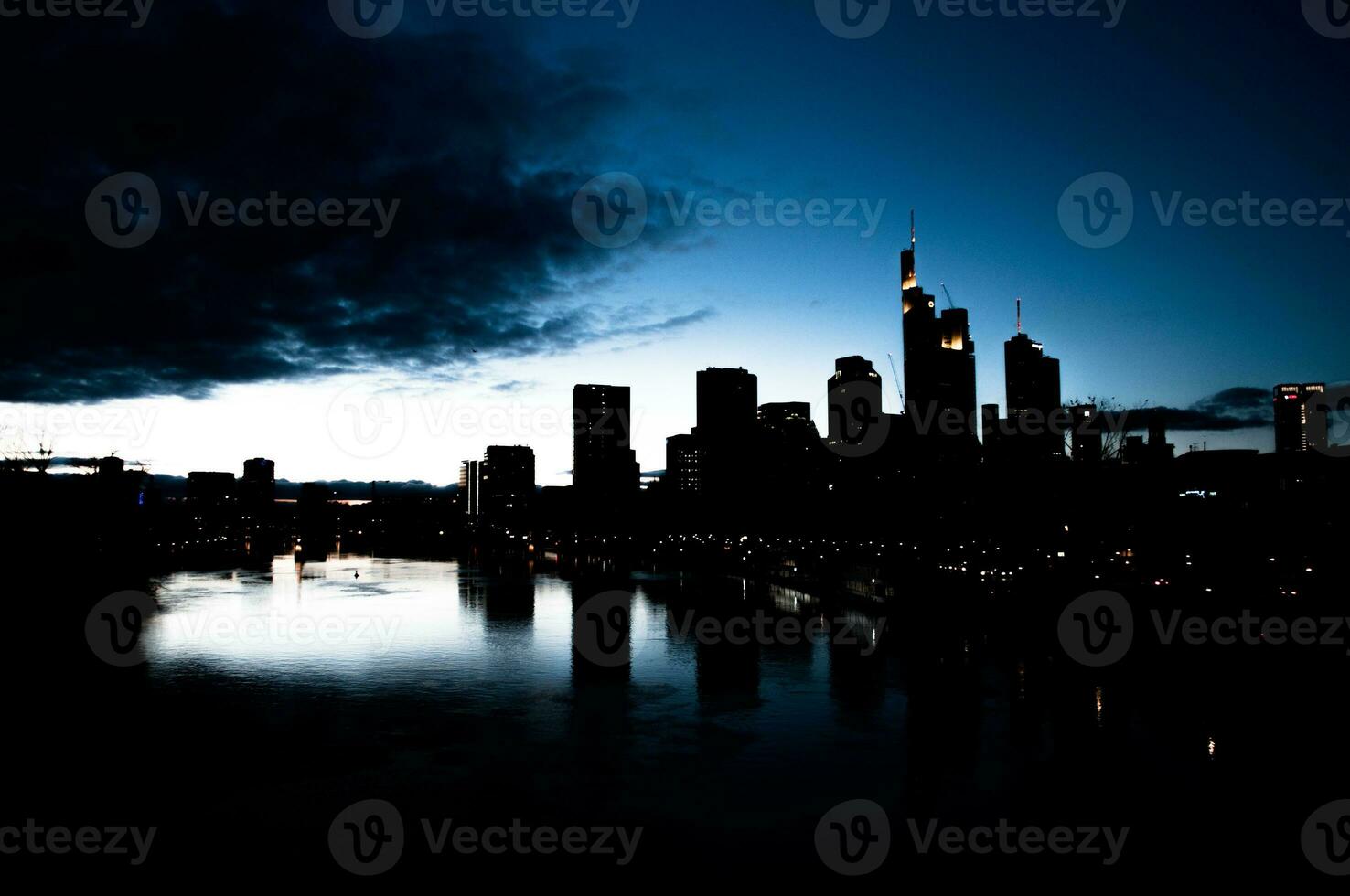 espectacular ver en el noche ciudad de frankfurt reflejando en el río foto