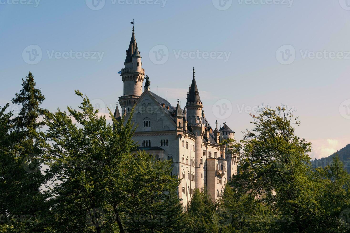 neuscwanstein castillo durante espectacular puesta de sol foto