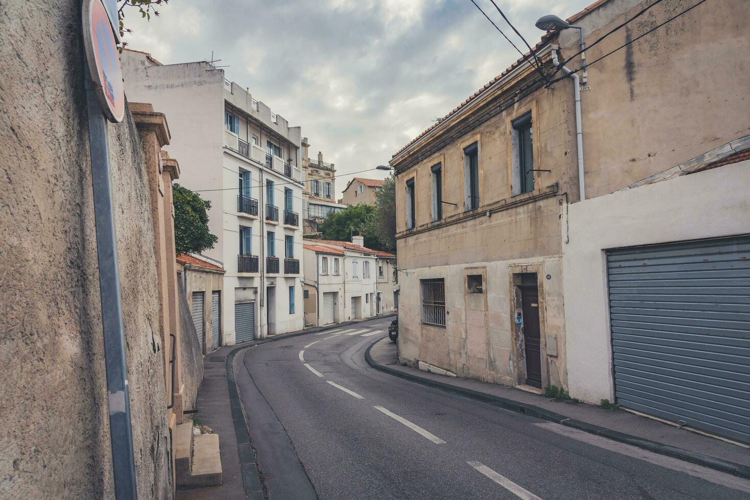 marsella, Francia - nov 13, 2021 - estrecho calle en el antiguo parte de el ciudad foto