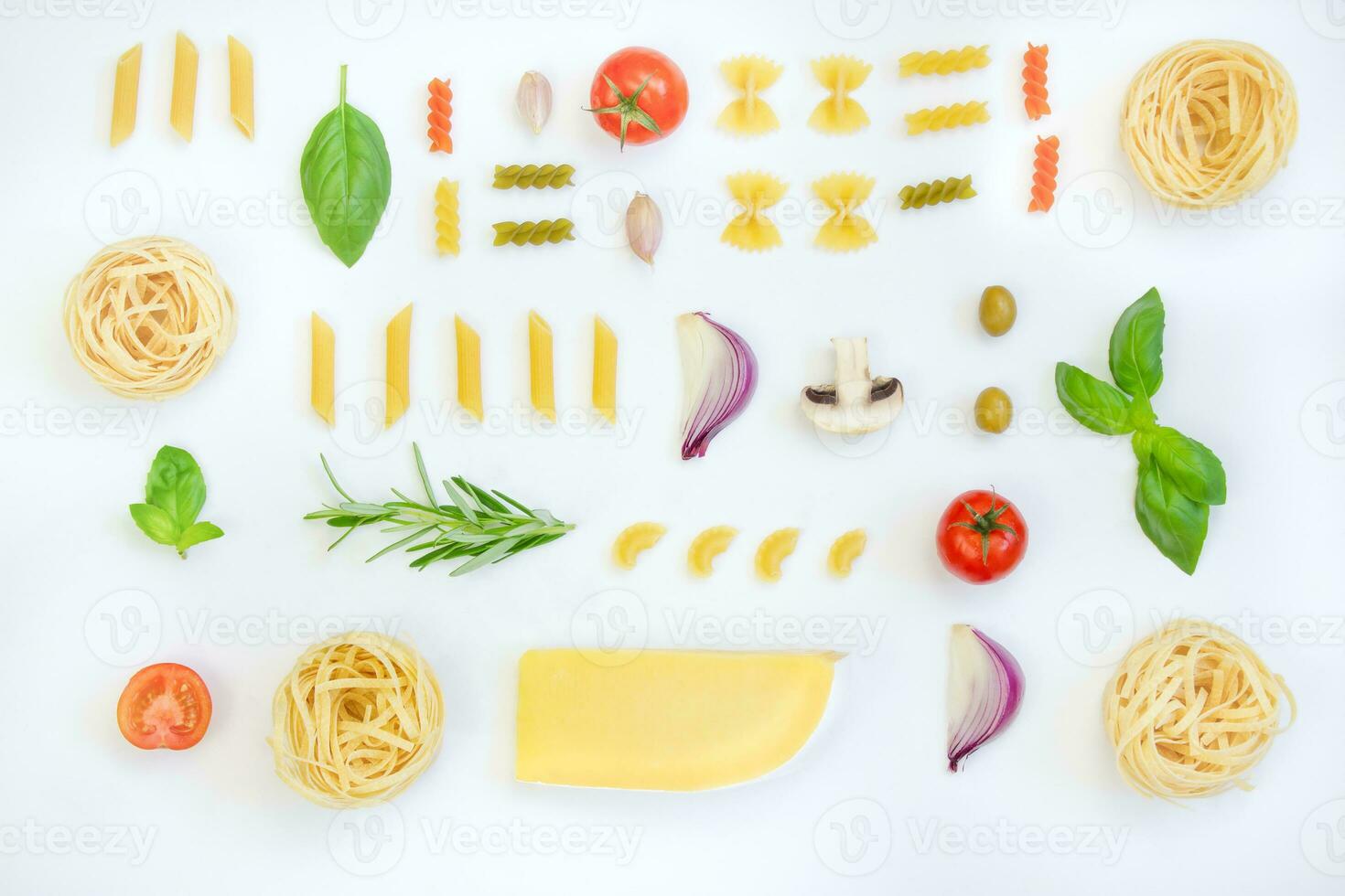 ingredientes para Cocinando pasta en un blanco antecedentes. plano poner. foto