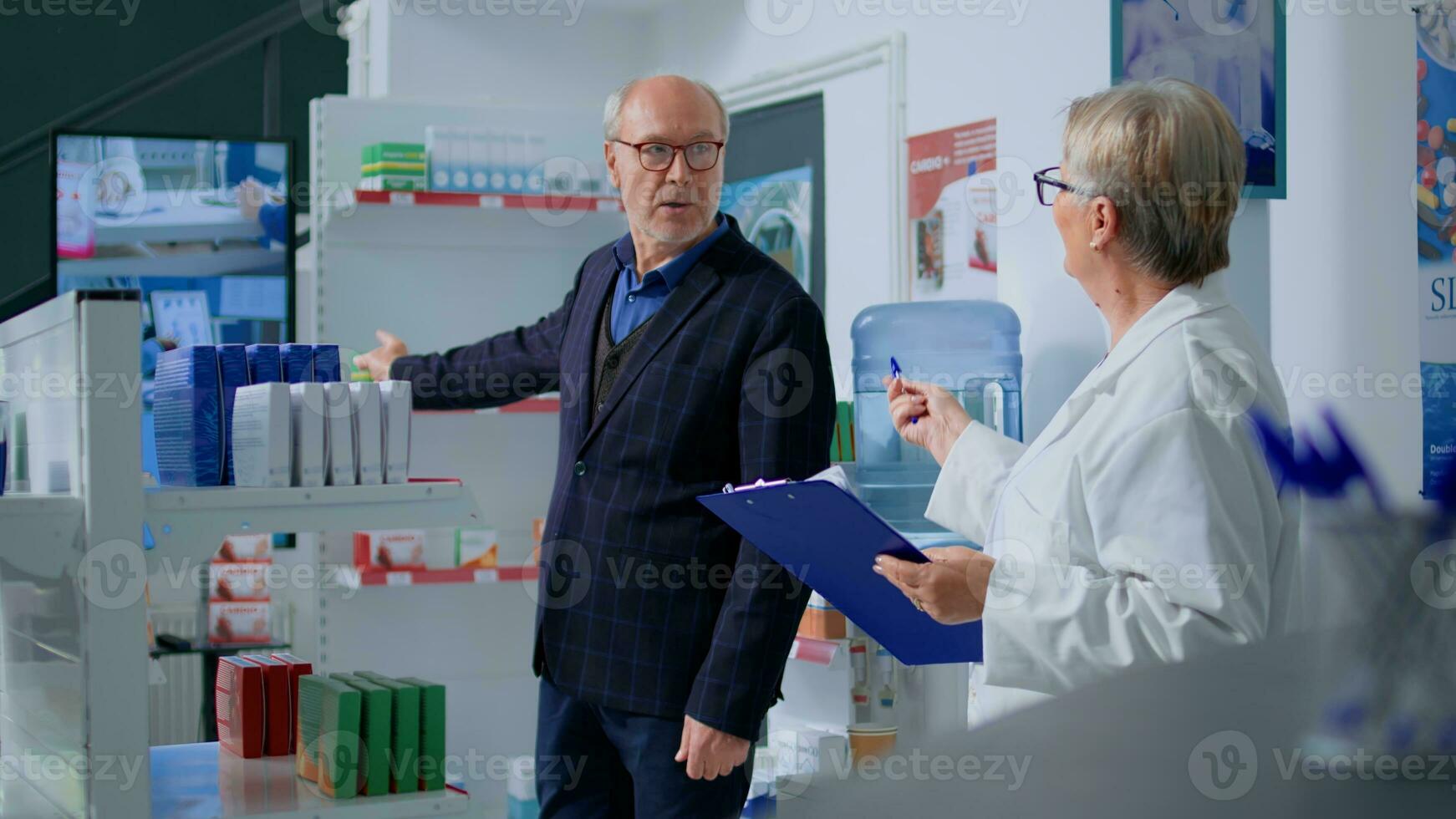 mayor hombre en farmacia mirando a digital publicidad en televisión pantalla, interesado en producto mostrado. servicial farmacéutico en boticario recomendando cliente ideal medicamento foto