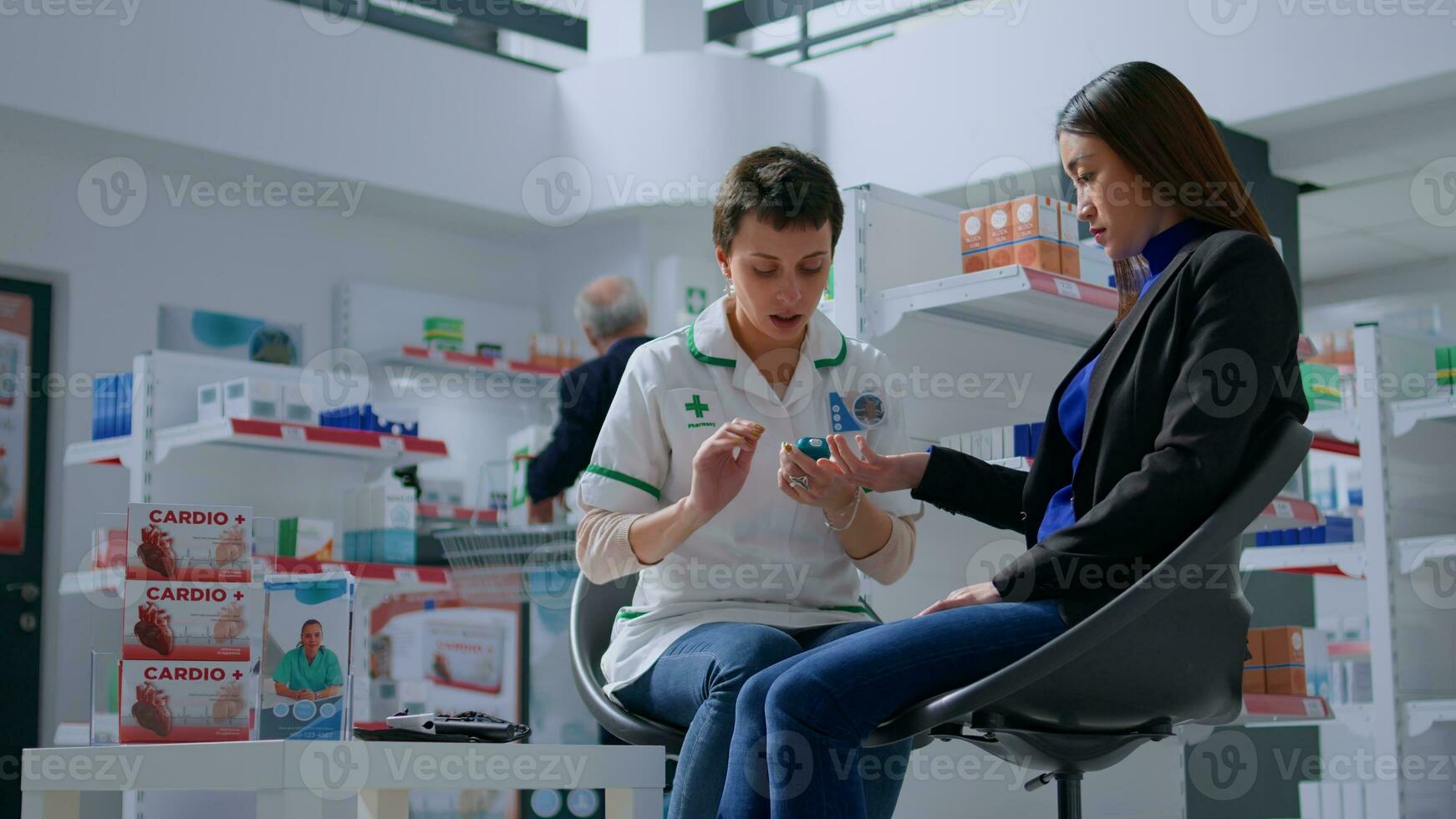 experimentado farmacéutico en boticario utilizando médico dispositivo a cheque paciente glucosa niveles en sangre. experto farmacéutico utilizando medicinal equipo en cliente en anual chequeo foto