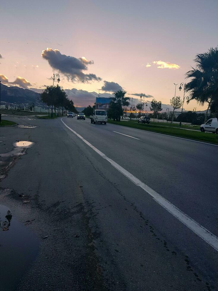 explorar el belleza de paisaje urbano tardes un Perfecto fusión de colores a oscuridad foto