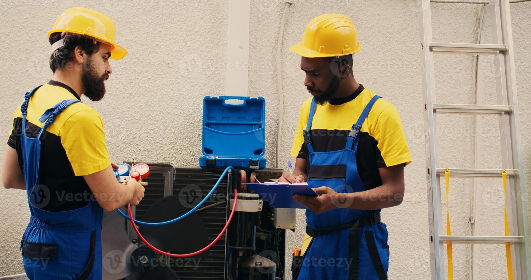 experto técnicos equipo trabajando con colector medidores a cheque aire acondicionador refrigerante niveles, escritura resultado en portapapeles. hábil mecánica utilizando barómetro evaluación comparativa hvac sistema herramienta foto