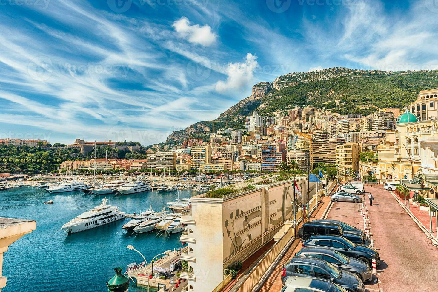 vista sobre yates de lujo y apartamentos en monte carlo, mónaco foto