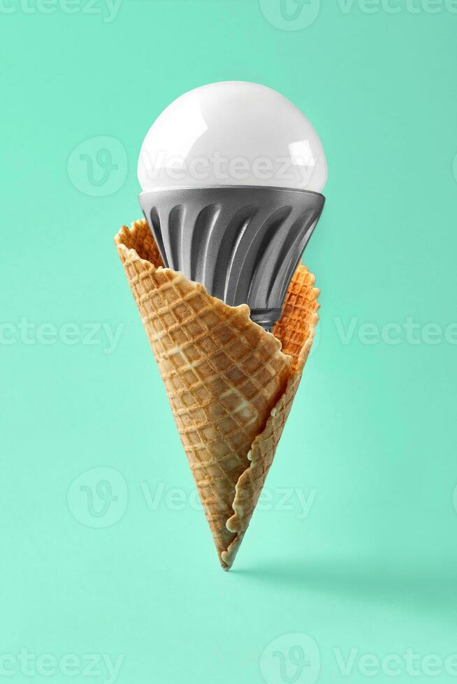 LED lámpara en hielo crema cono, innovación concepto foto