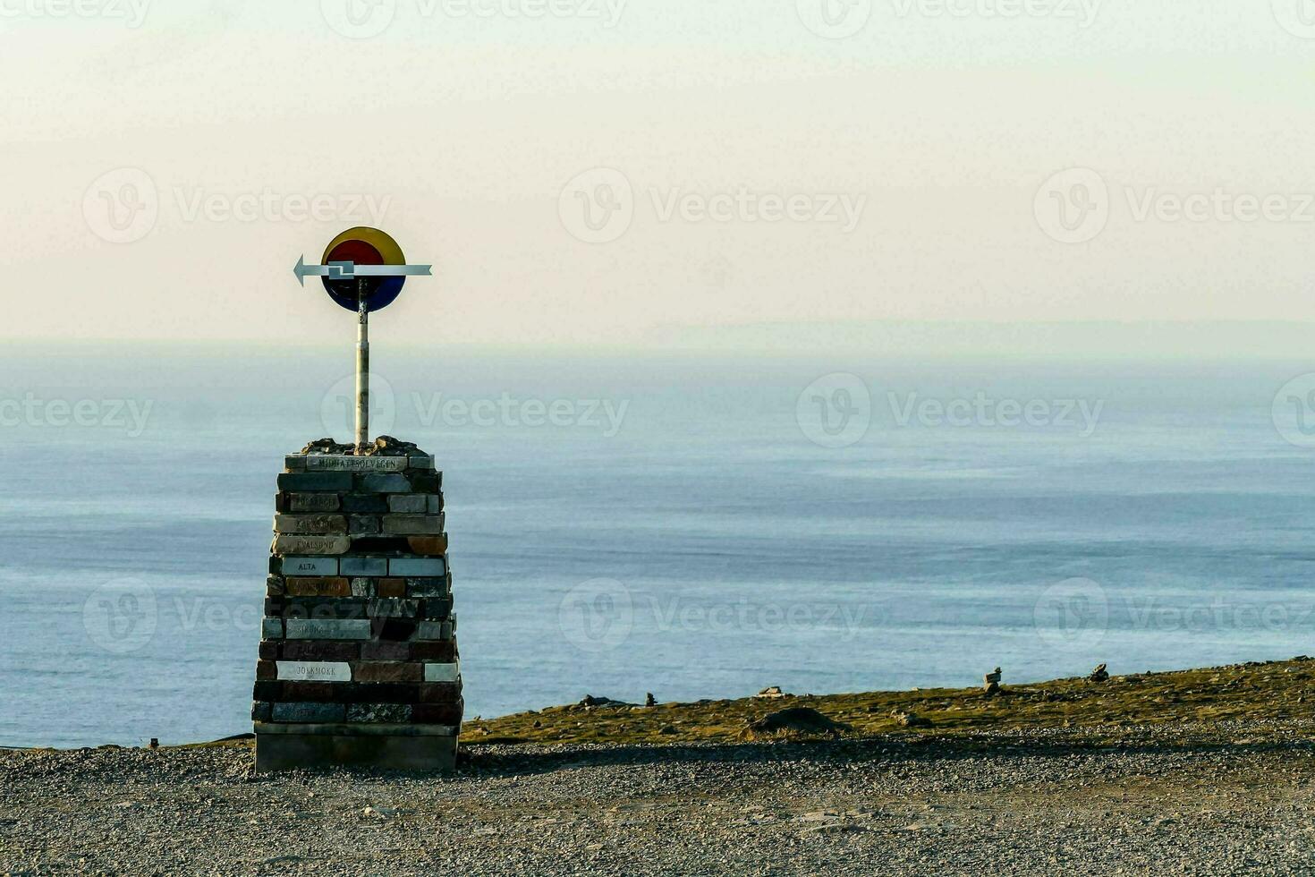 un firmar en parte superior de un montaña foto