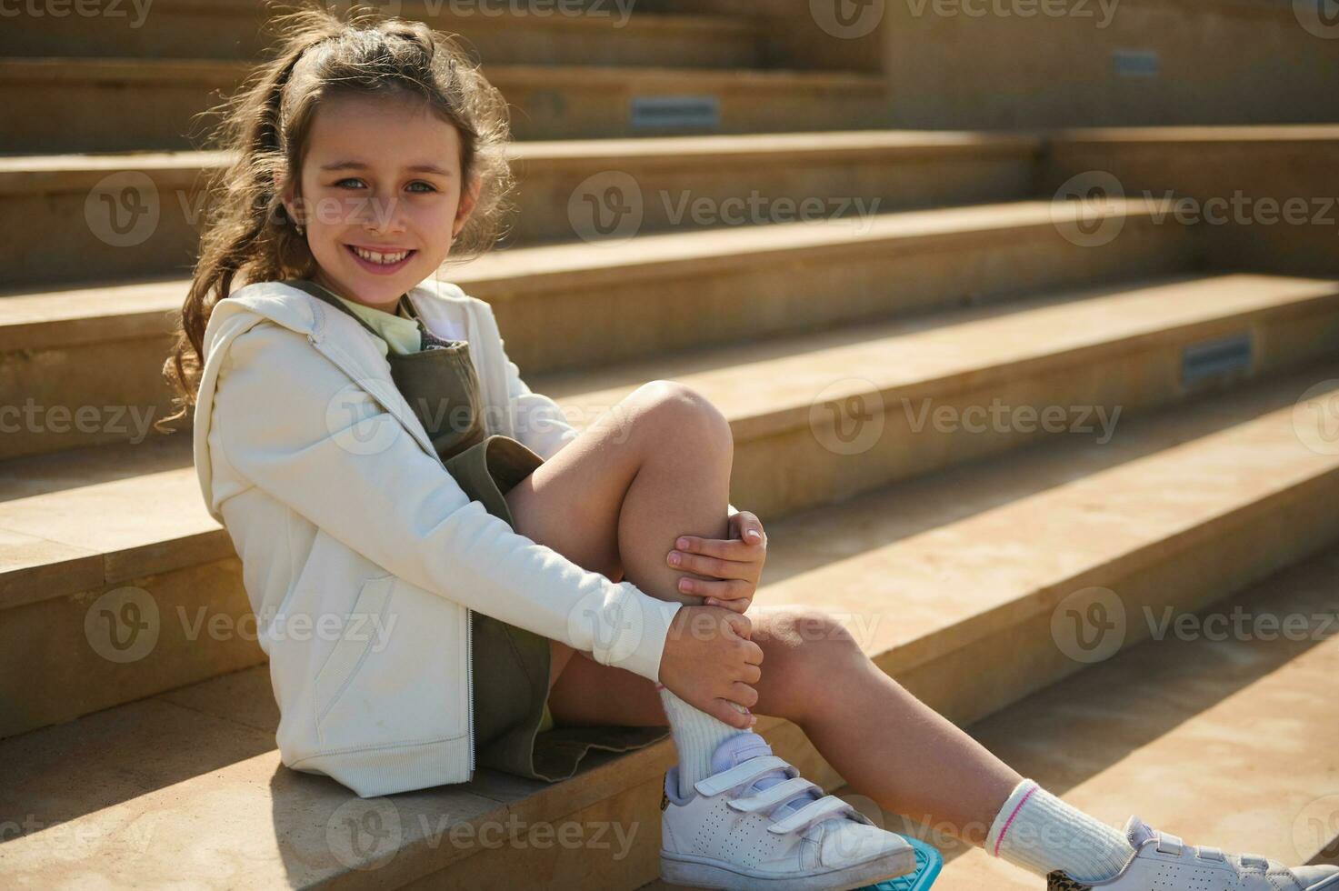 positiva encantadora niña asiática de 4 años, pequeña niña preescolar  sonriendo y mirando a la izquierda 7153852 Foto de stock en Vecteezy