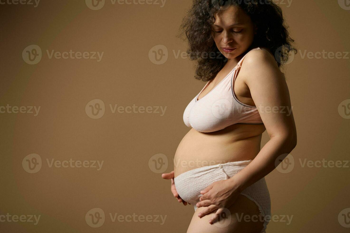 cuerpo positivo mujer madre en lencería, con postnatal desnudo barriga con defectos tramo marcas pocos dias después parto foto