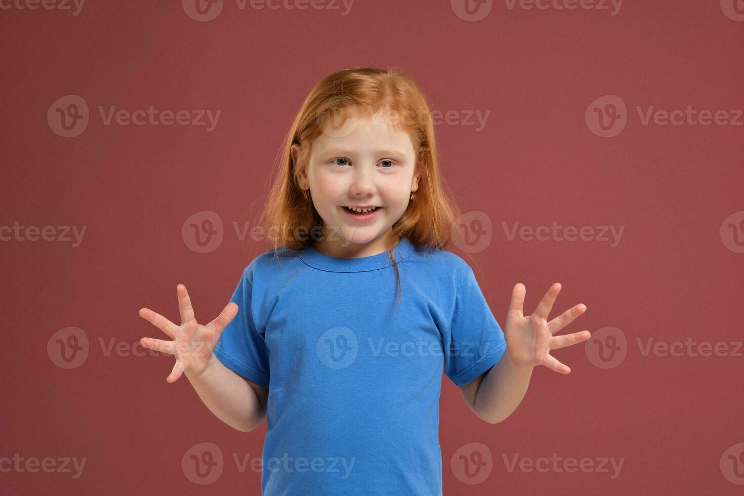 retrato de linda pelirrojo emocional pequeño niña en rojo antecedentes foto