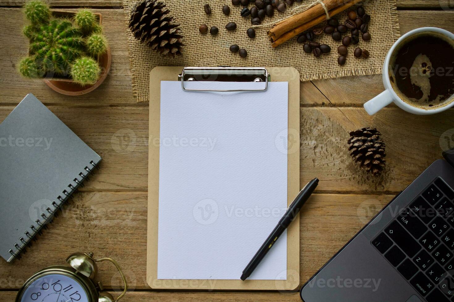 Navidad regalo caja composición en un de madera antiguo antecedentes. plano laico parte superior ver Copiar espacio foto