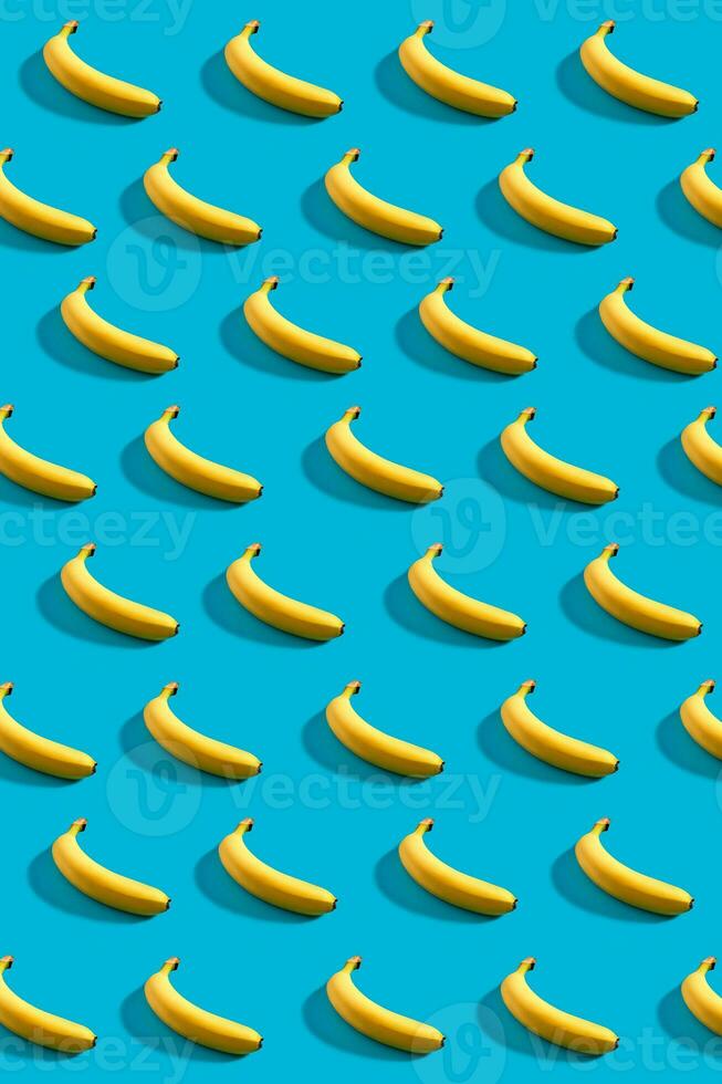 vistoso modelo de bananas en cielo azul antecedentes. foto