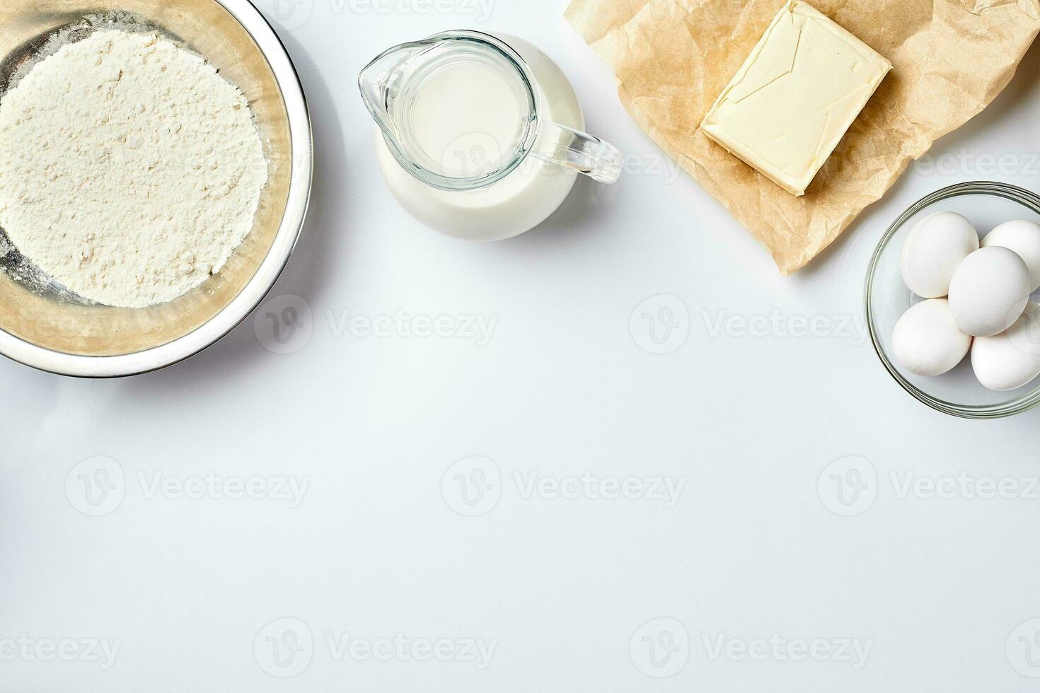 preparación de el masa. un medición de el cantidad de ingredientes en el receta. ingredientes para el masa harina, huevos, leche, manteca, crema. parte superior vista, espacio para texto foto