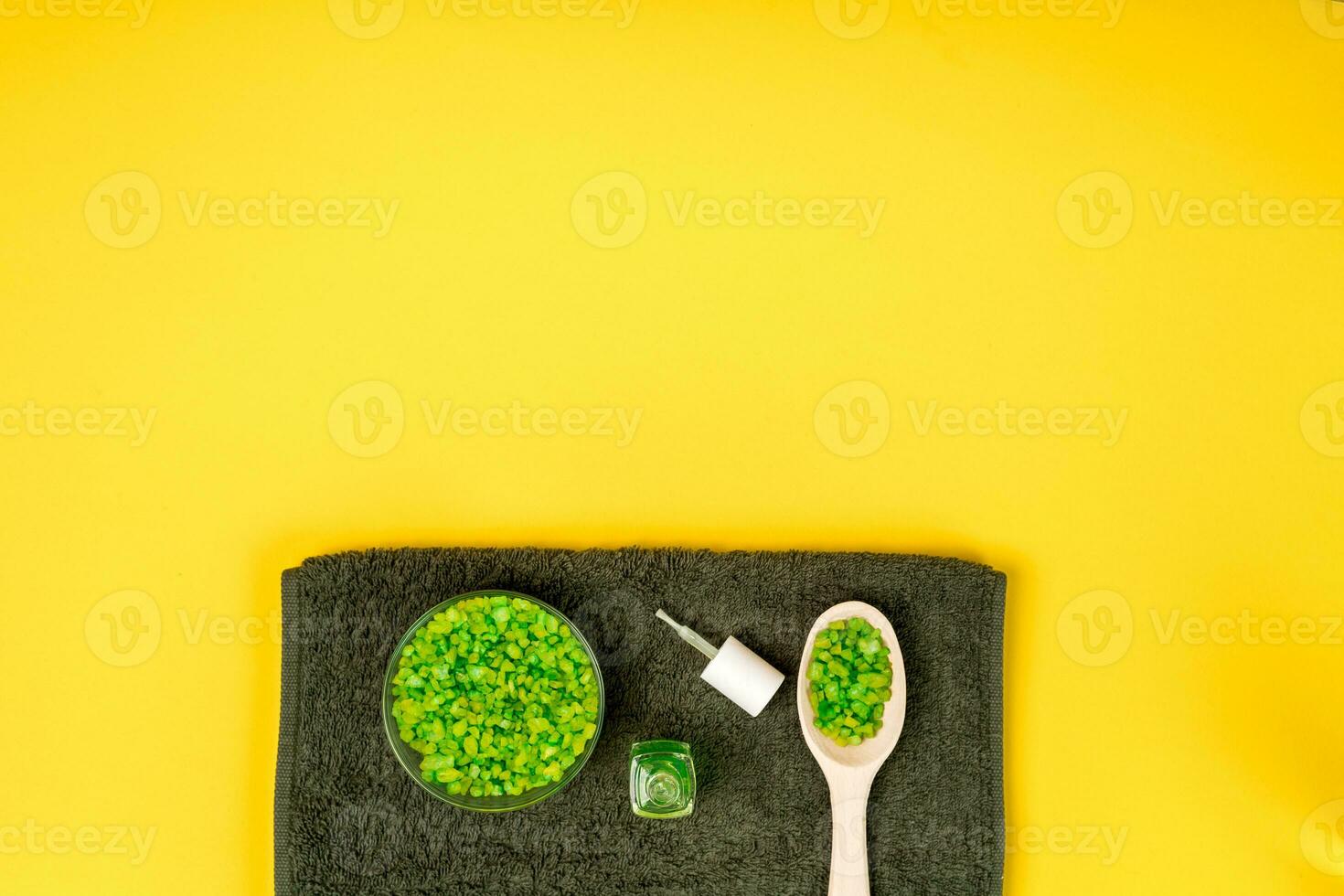 spa conjunto jabón, mascarilla, aceite, mar sal y toalla en amarillo antecedentes foto