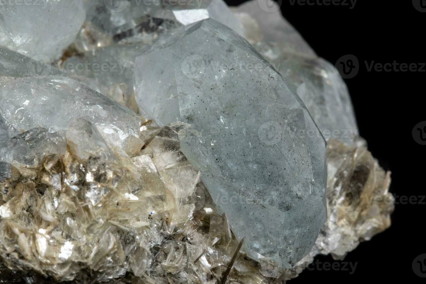macro mineral Roca aguamarina en un negro antecedentes foto