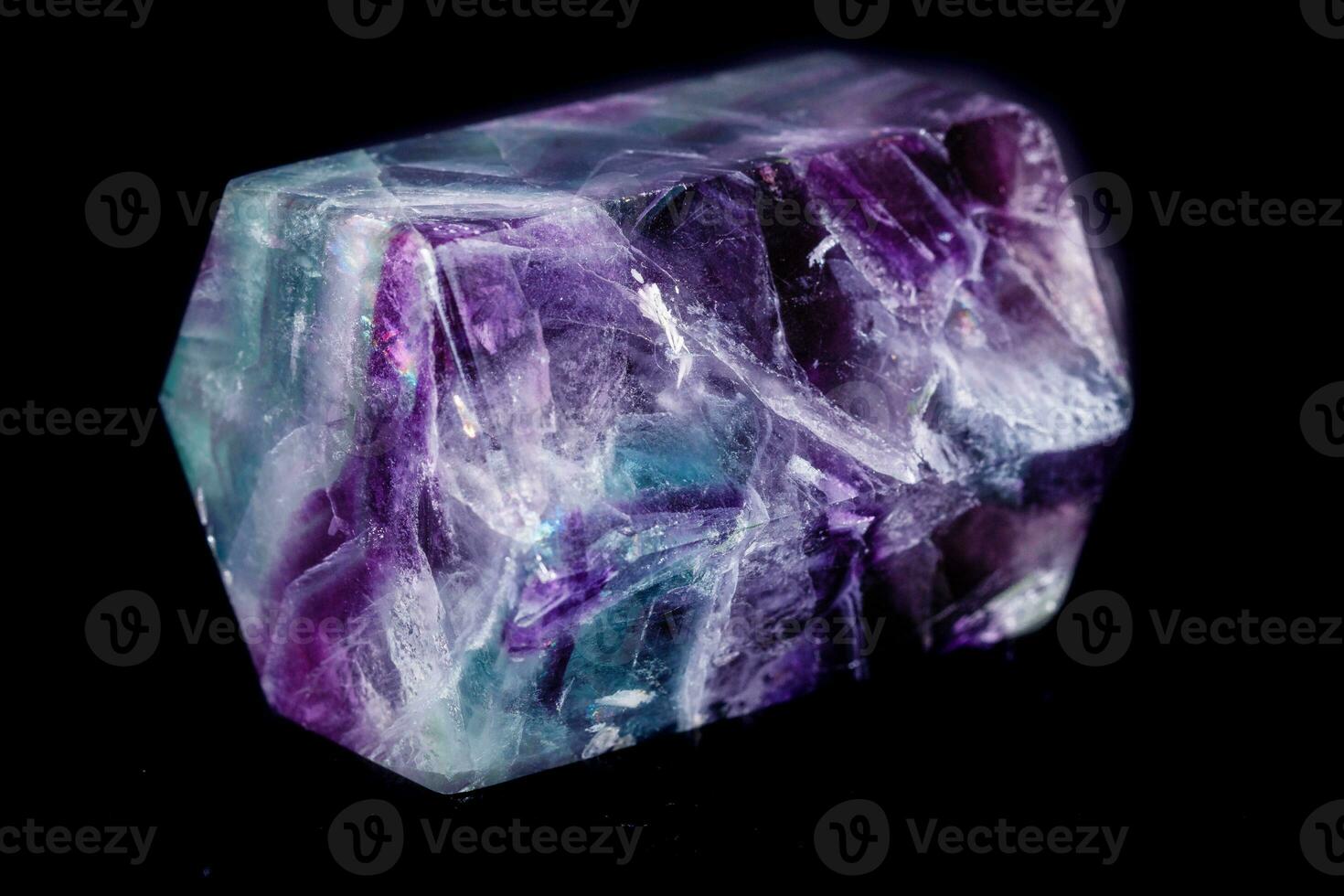 cristal de fluorita de piedra mineral macro sobre un fondo negro foto