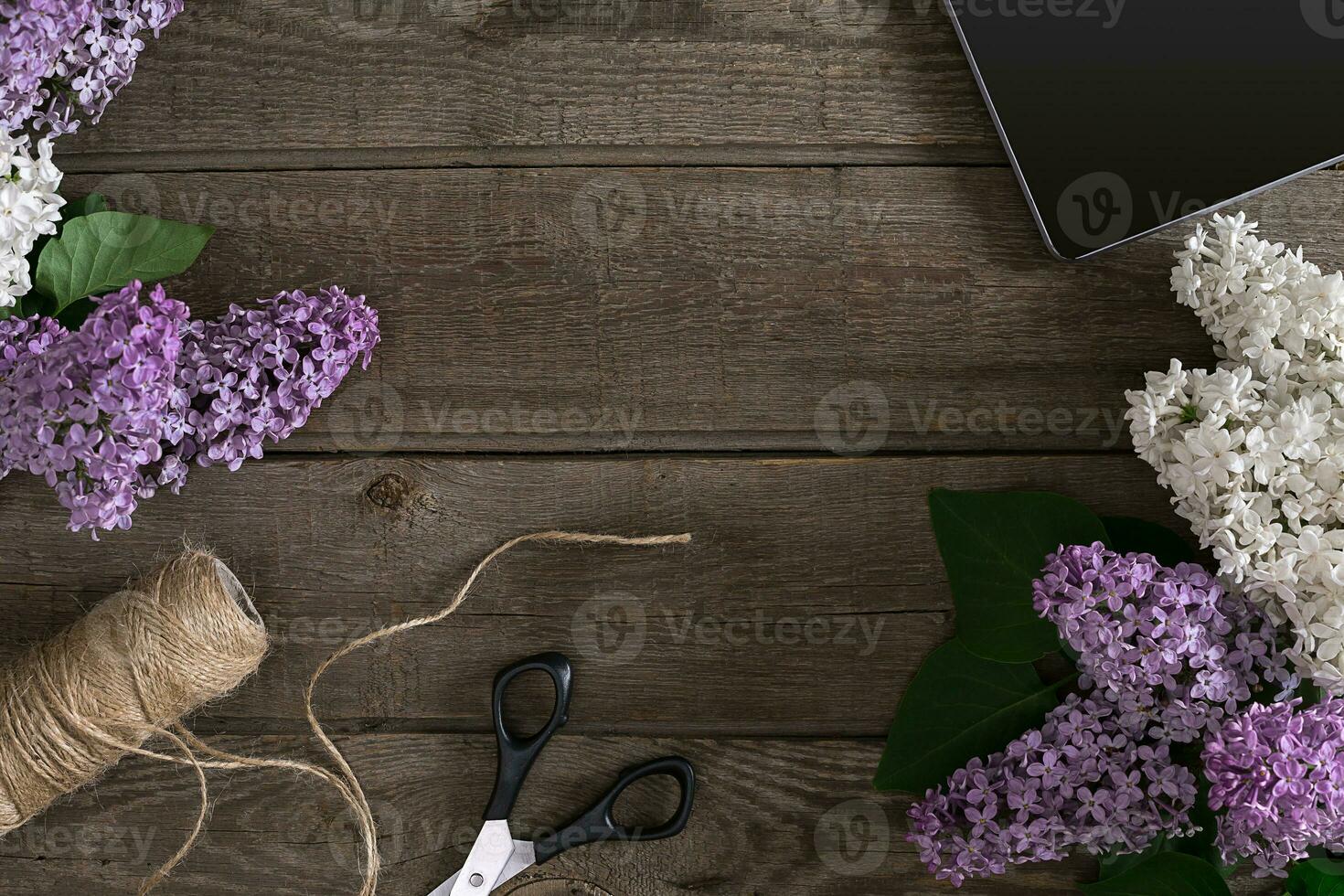 lila florecer en rústico de madera antecedentes con vacío espacio para saludo mensaje. parte superior ver foto