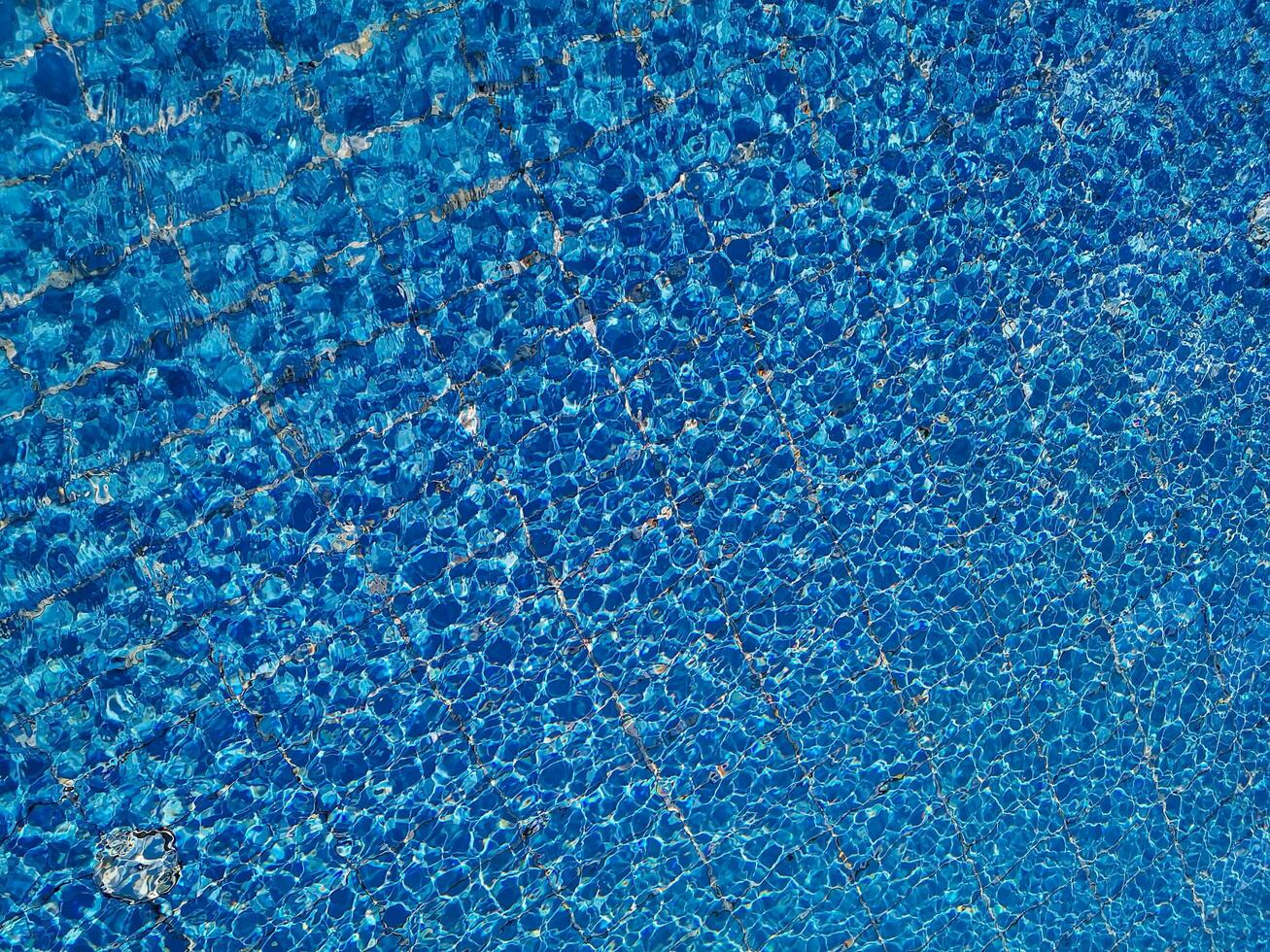 azul agua onda en nadando piscina con Dom reflexiones foto