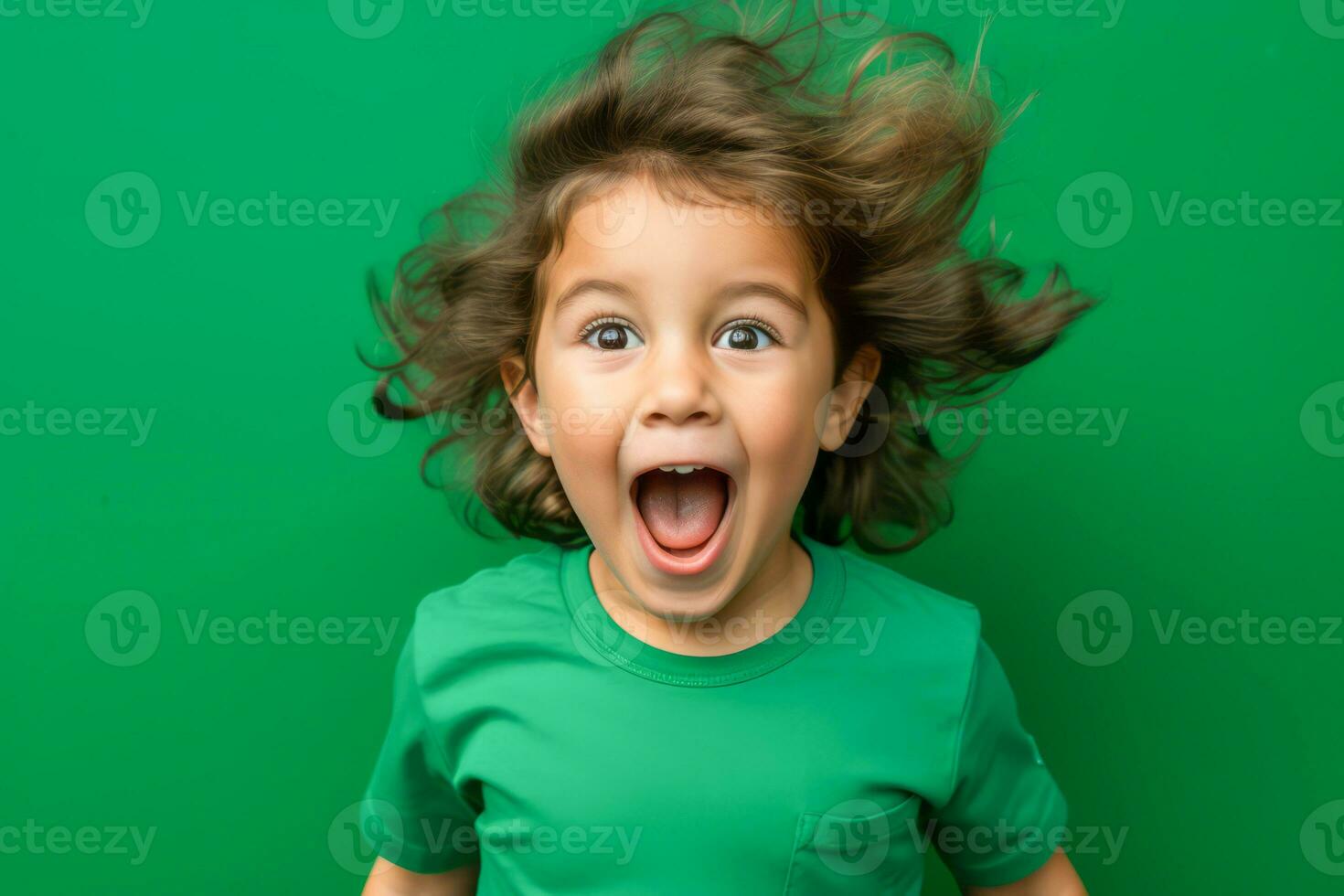 ai generado alegre niño con Rizado pelo riendo en Esmeralda verde antecedentes foto