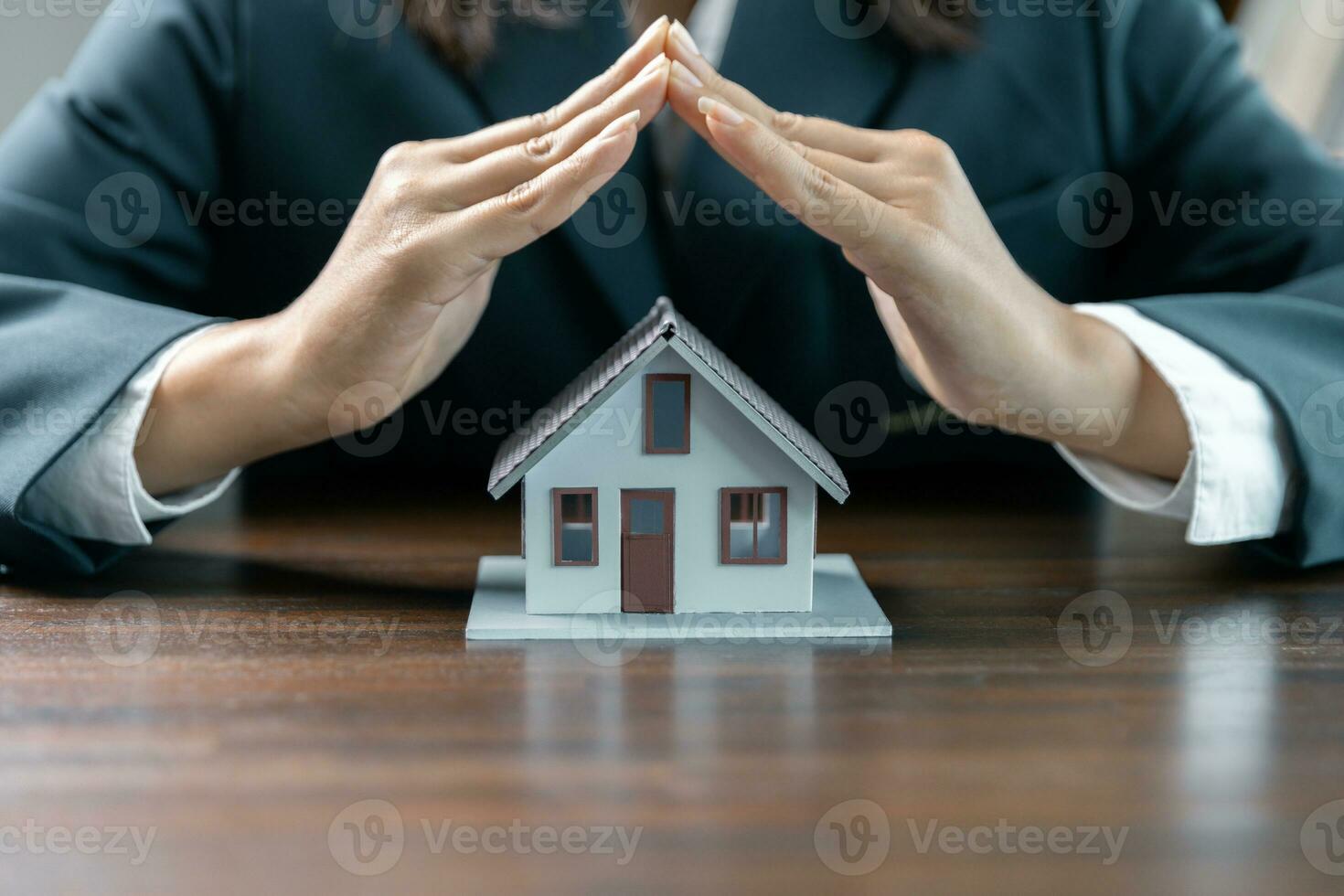 abogado en contra o real inmuebles agente y corredor de bienes raíces general responsabilidad seguro mujer de negocios profesional que se discute y consultor con casa juguete modelo edificio, proteger tu casa y edificio foto