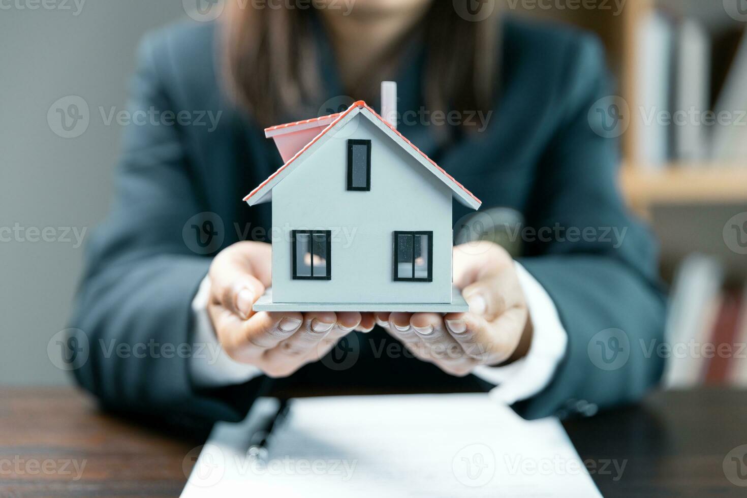 pequeño juguete casa en manos, cerca arriba de hembra manos refugio moderno casa, obtener seguro o préstamo real inmuebles o propiedad. aprobado hipoteca solicitud forma, sobre hipoteca préstamo oferta. foto